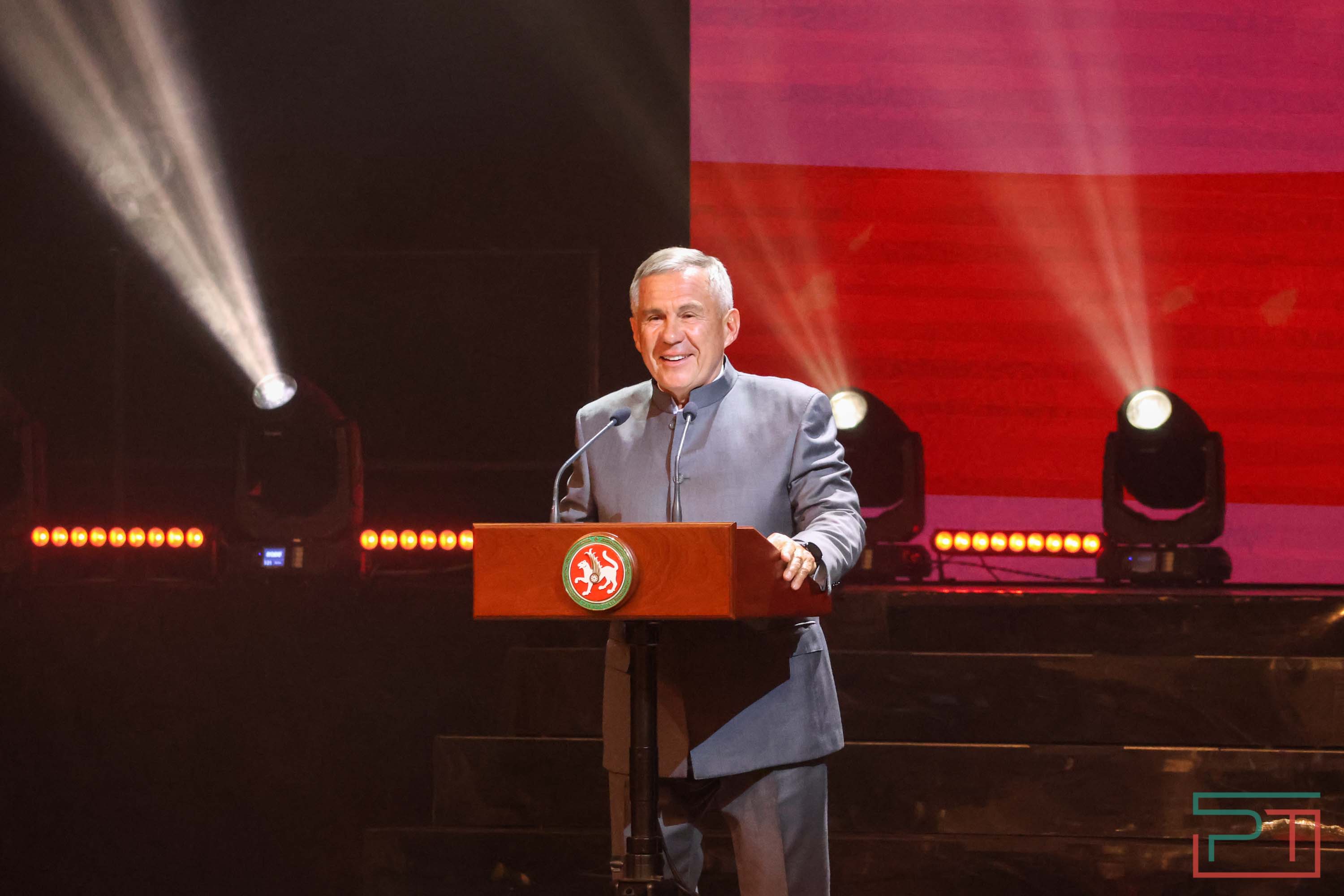 Минниханов и Шаймиев возложили цветы к памятнику Пушкину