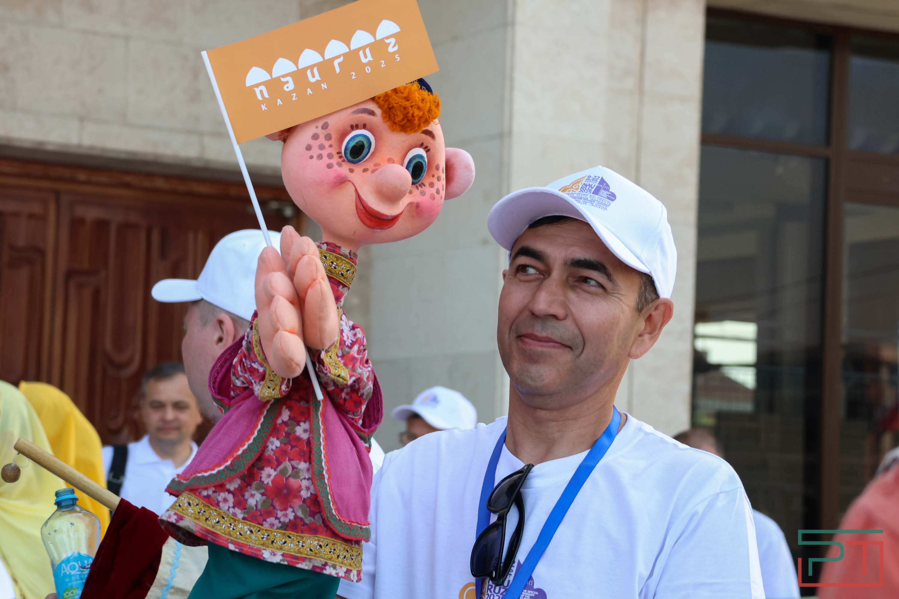 Всё смешалось: люди, флаги, куклы – в Казани проходит фестиваль «Науруз»