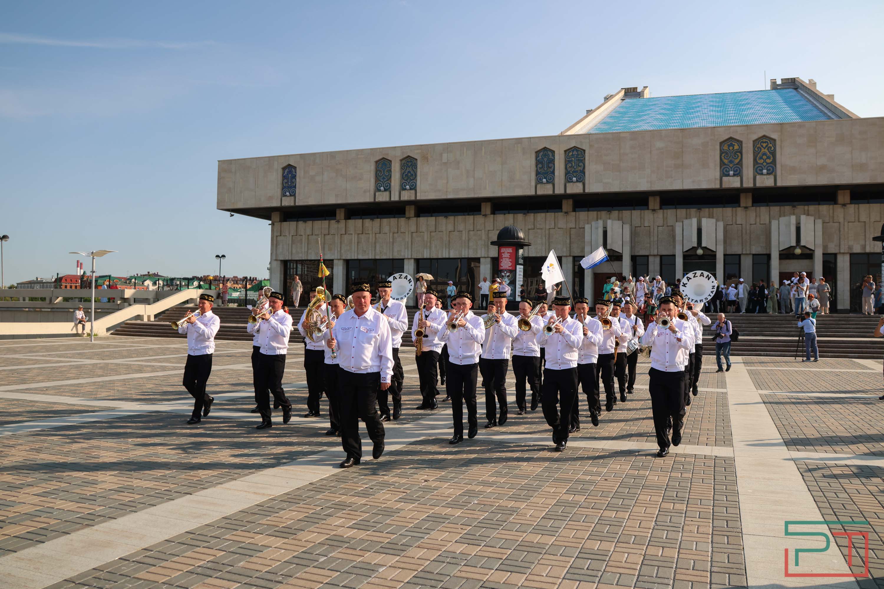 Всё смешалось: люди, флаги, куклы – в Казани проходит фестиваль «Науруз»