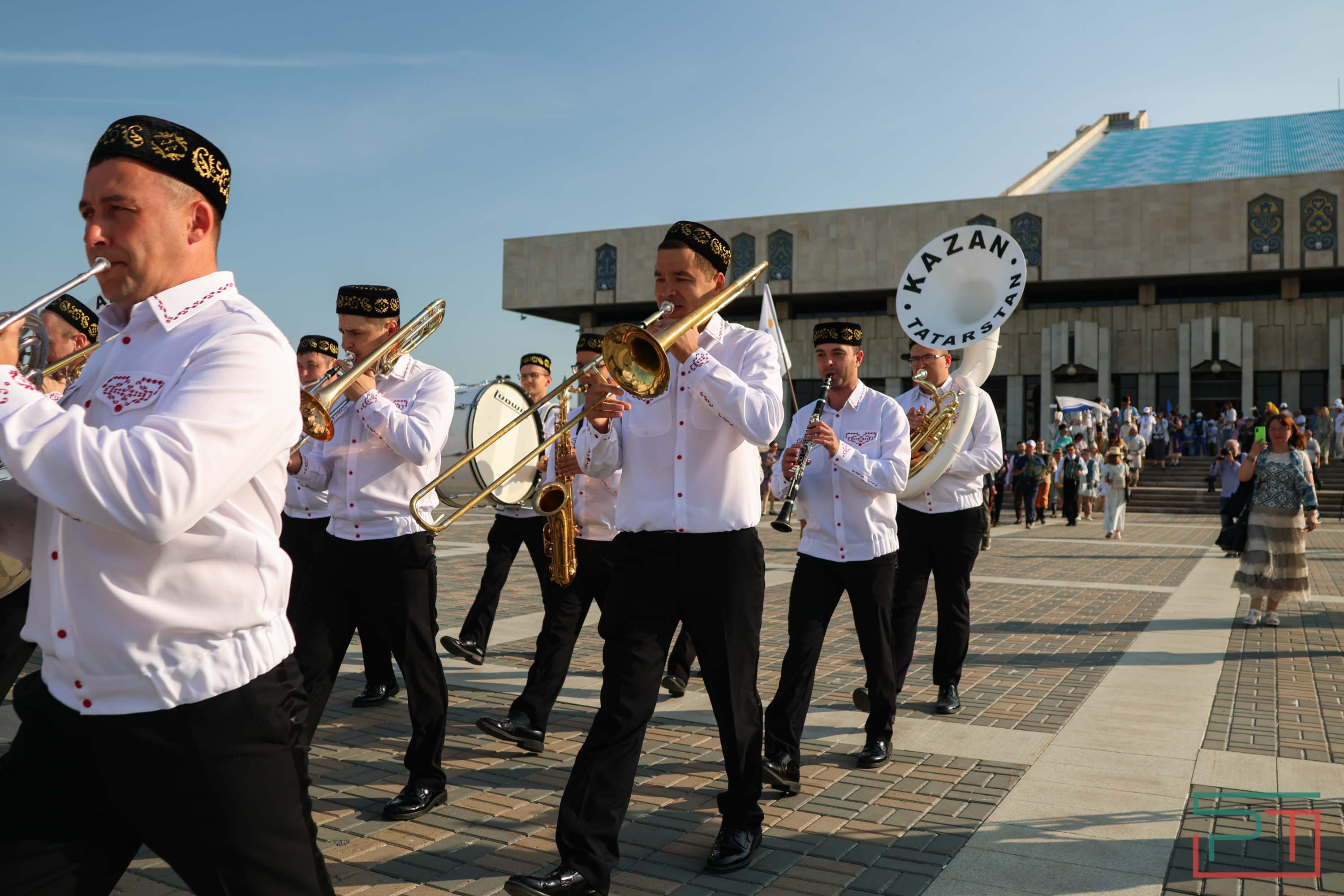 Всё смешалось: люди, флаги, куклы – в Казани проходит фестиваль «Науруз»