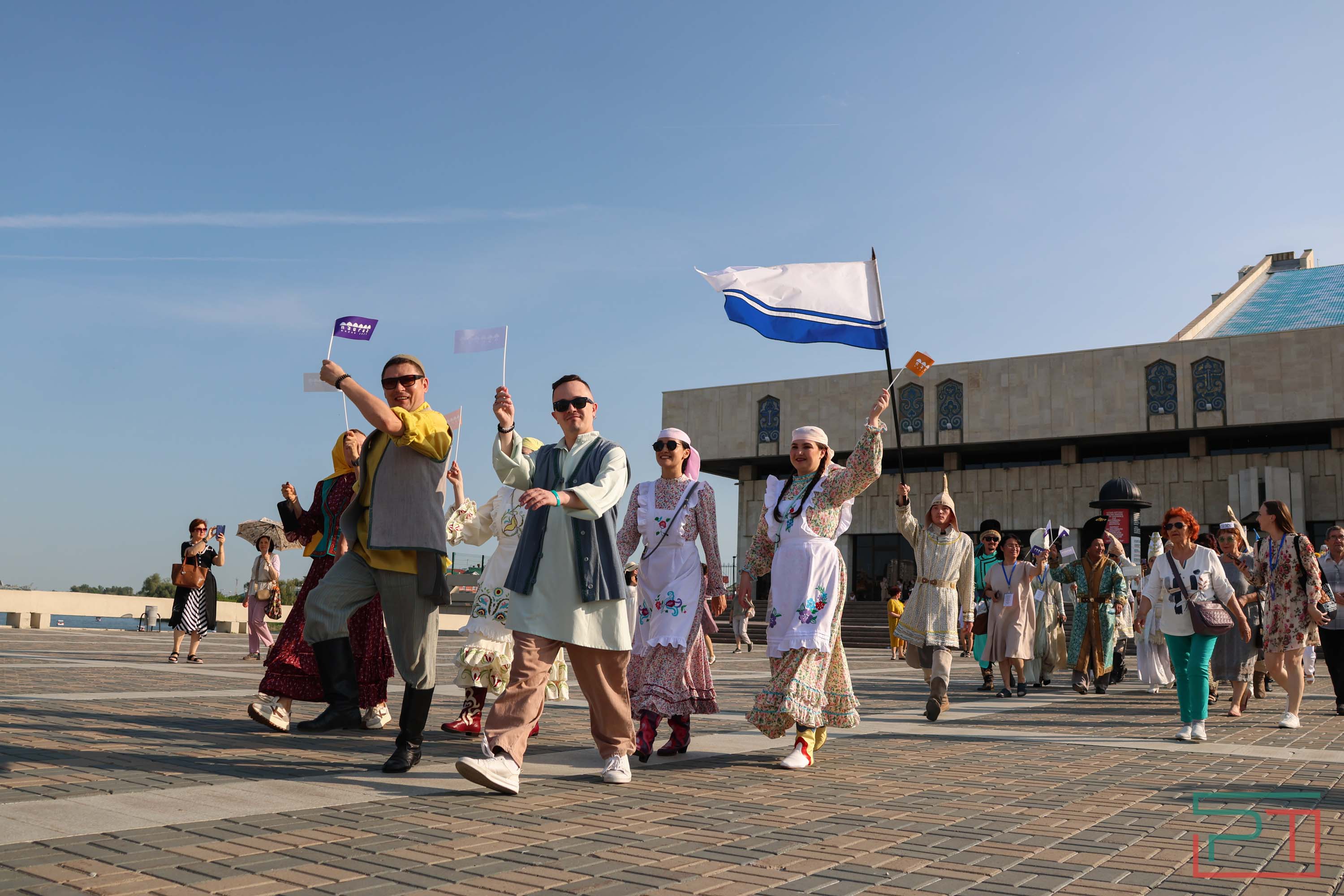 Всё смешалось: люди, флаги, куклы – в Казани проходит фестиваль «Науруз»