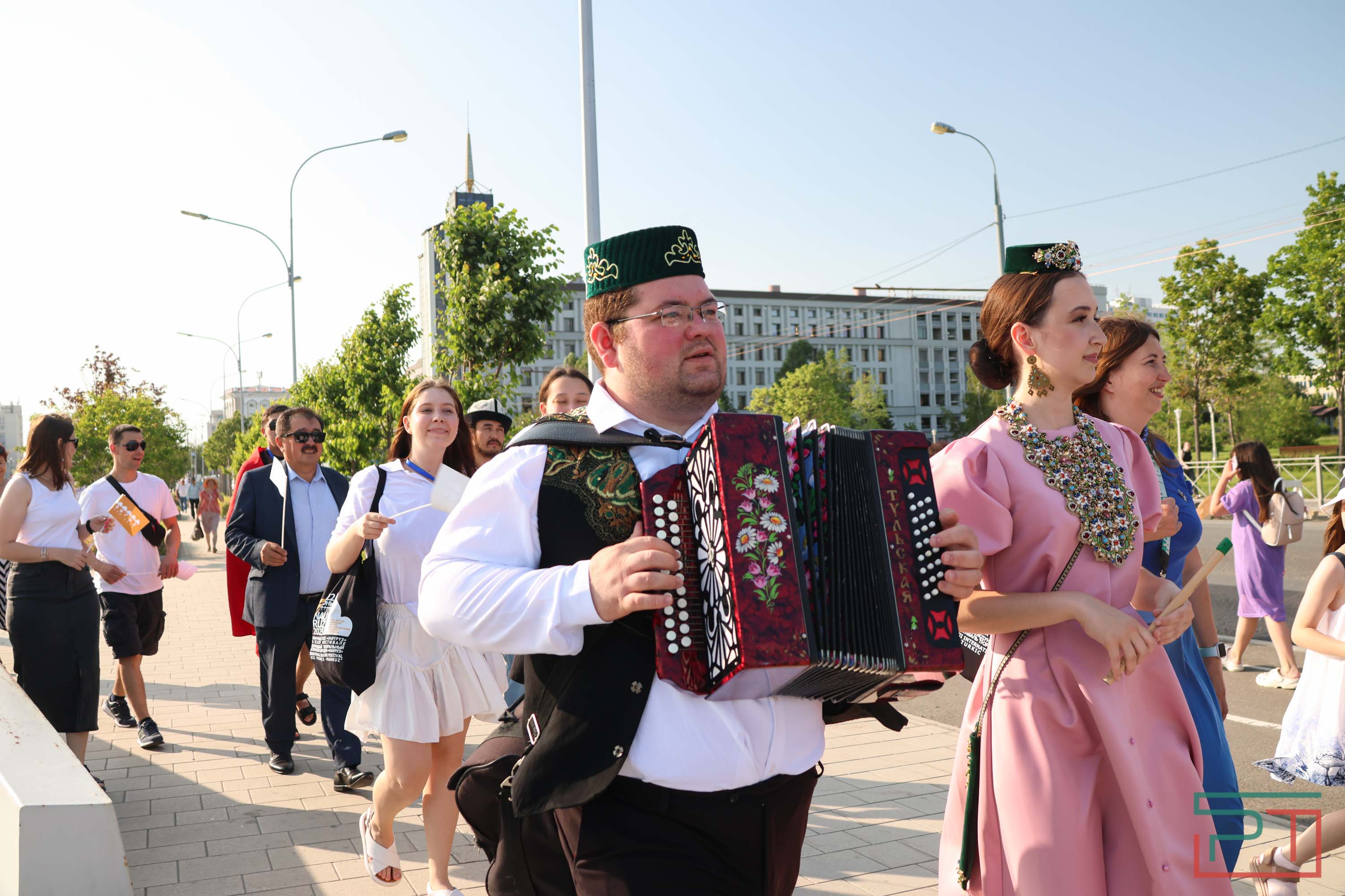Всё смешалось: люди, флаги, куклы – в Казани проходит фестиваль «Науруз»
