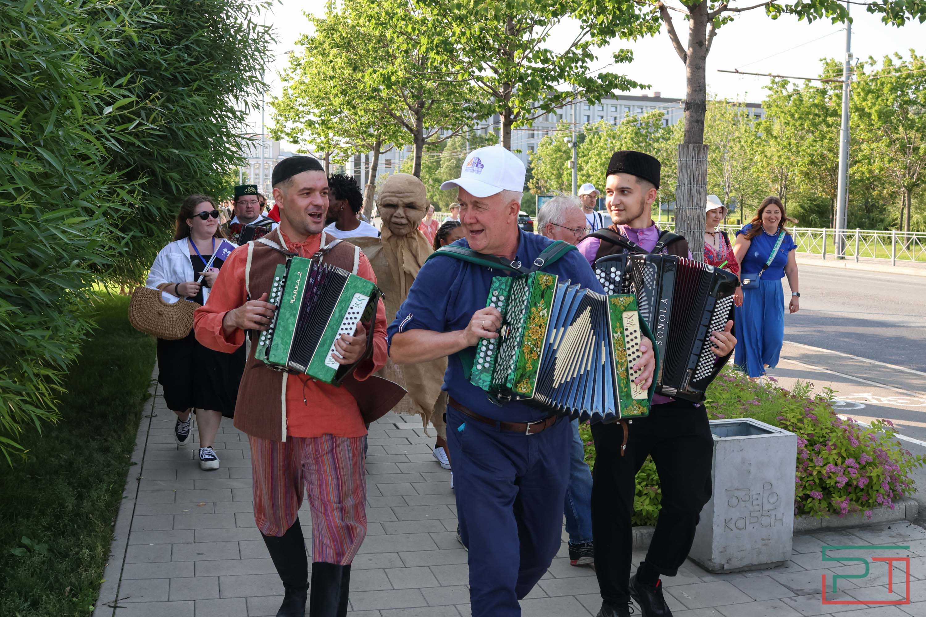 Всё смешалось: люди, флаги, куклы – в Казани проходит фестиваль «Науруз»