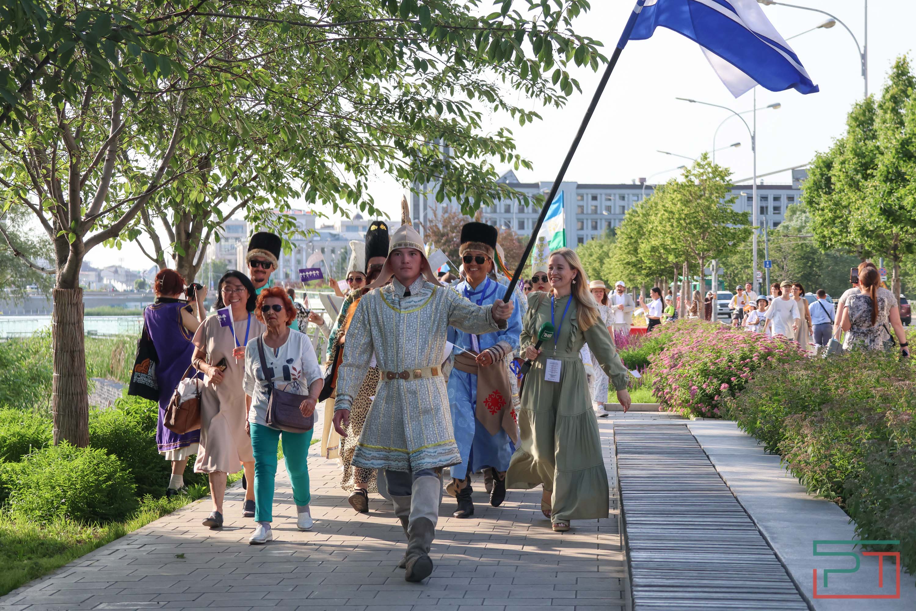 Всё смешалось: люди, флаги, куклы – в Казани проходит фестиваль «Науруз»