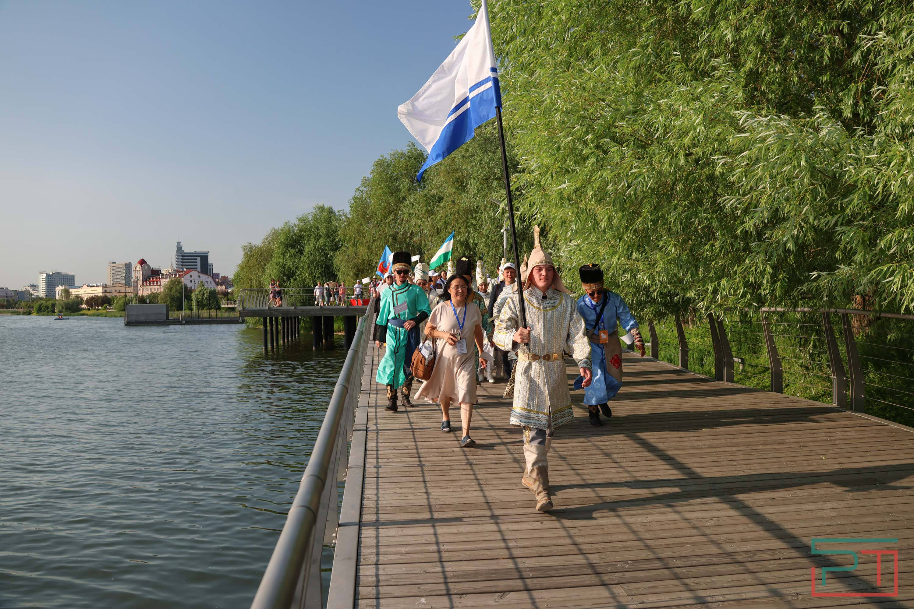 Всё смешалось: люди, флаги, куклы – в Казани проходит фестиваль «Науруз»