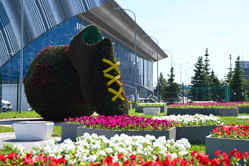 Улицы Казани украсили более 1 тыс. цветочных кашпо