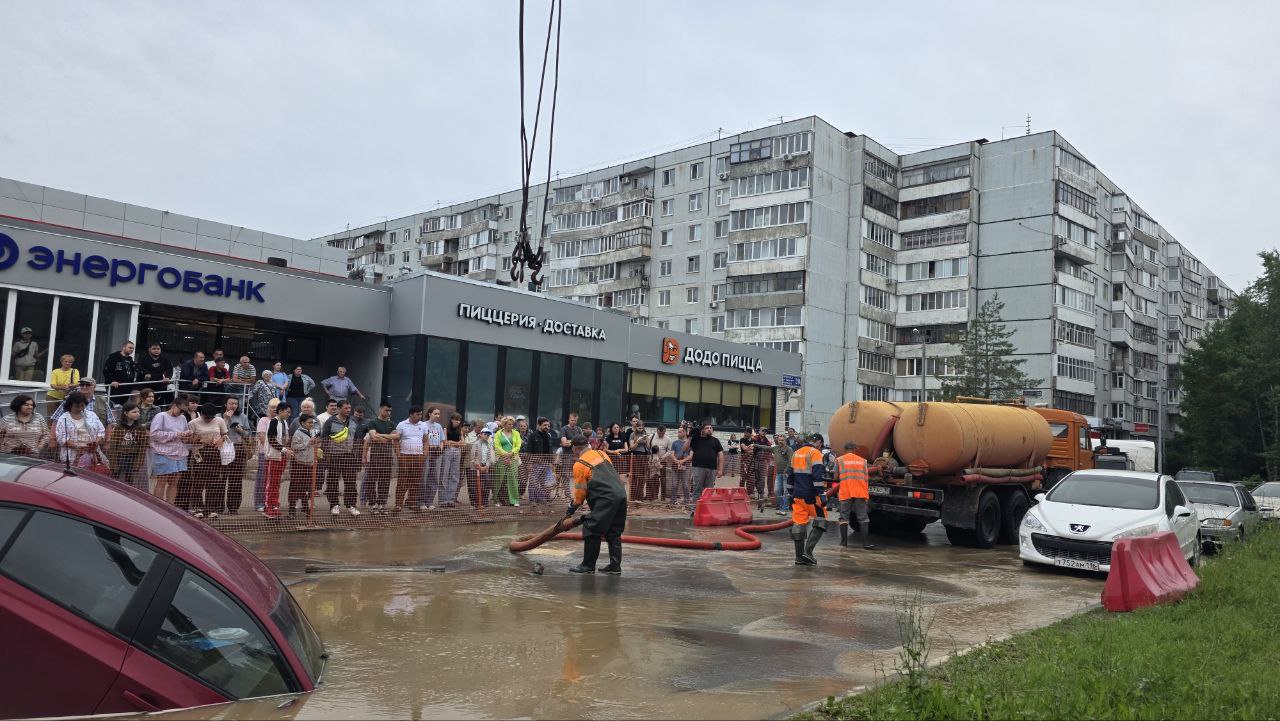 Автомобиль ушел под землю из-за обвала грунта на ул.Адоратского в Казани