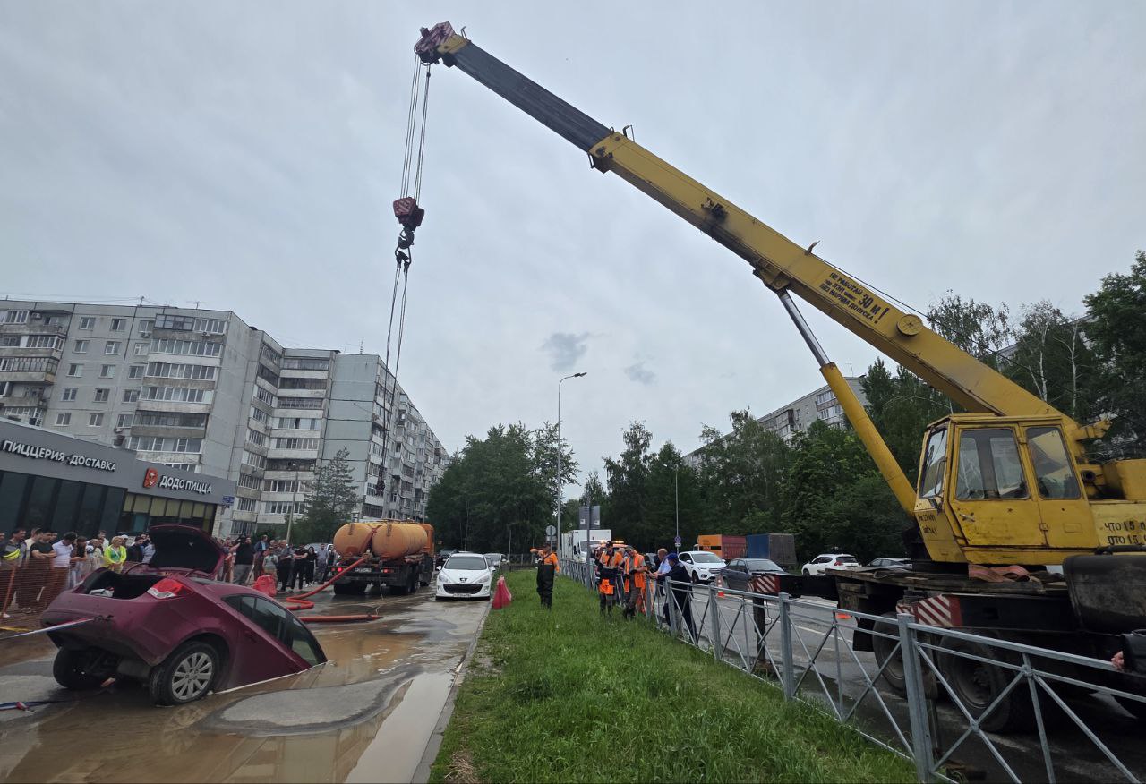 Автомобиль ушел под землю из-за обвала грунта на ул.Адоратского в Казани