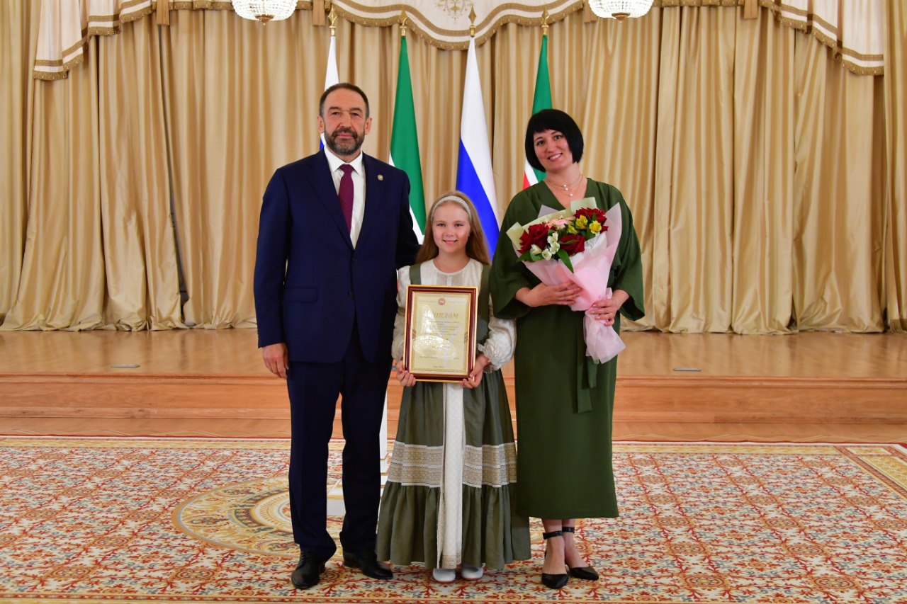 Песошин вручил стипендии победителям фестиваля «Созвездие – Йолдызлык»