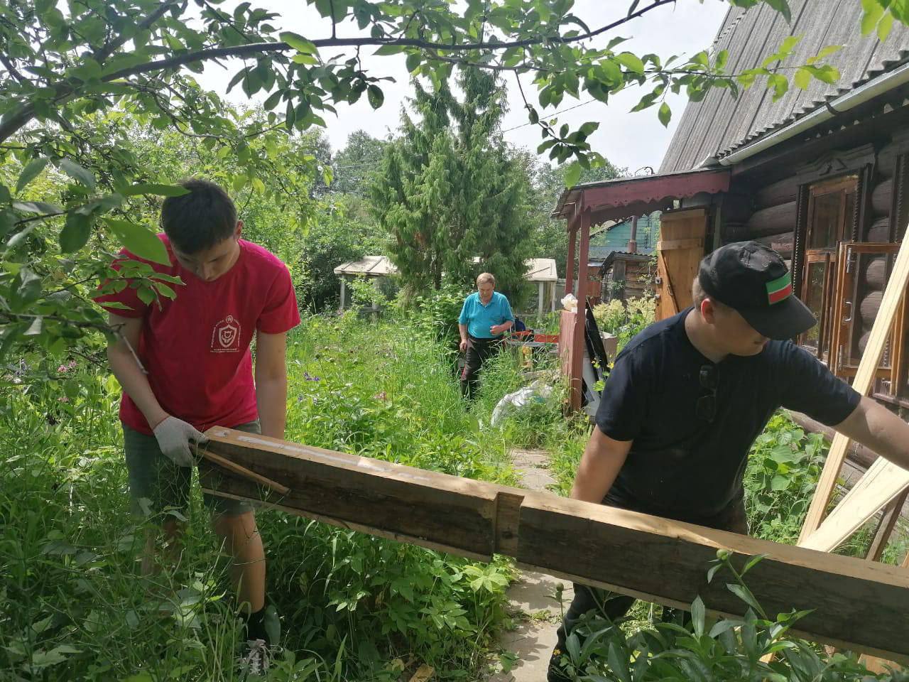 Волонтеры помогли по хозяйству вдове ветерана из Зеленодольского района