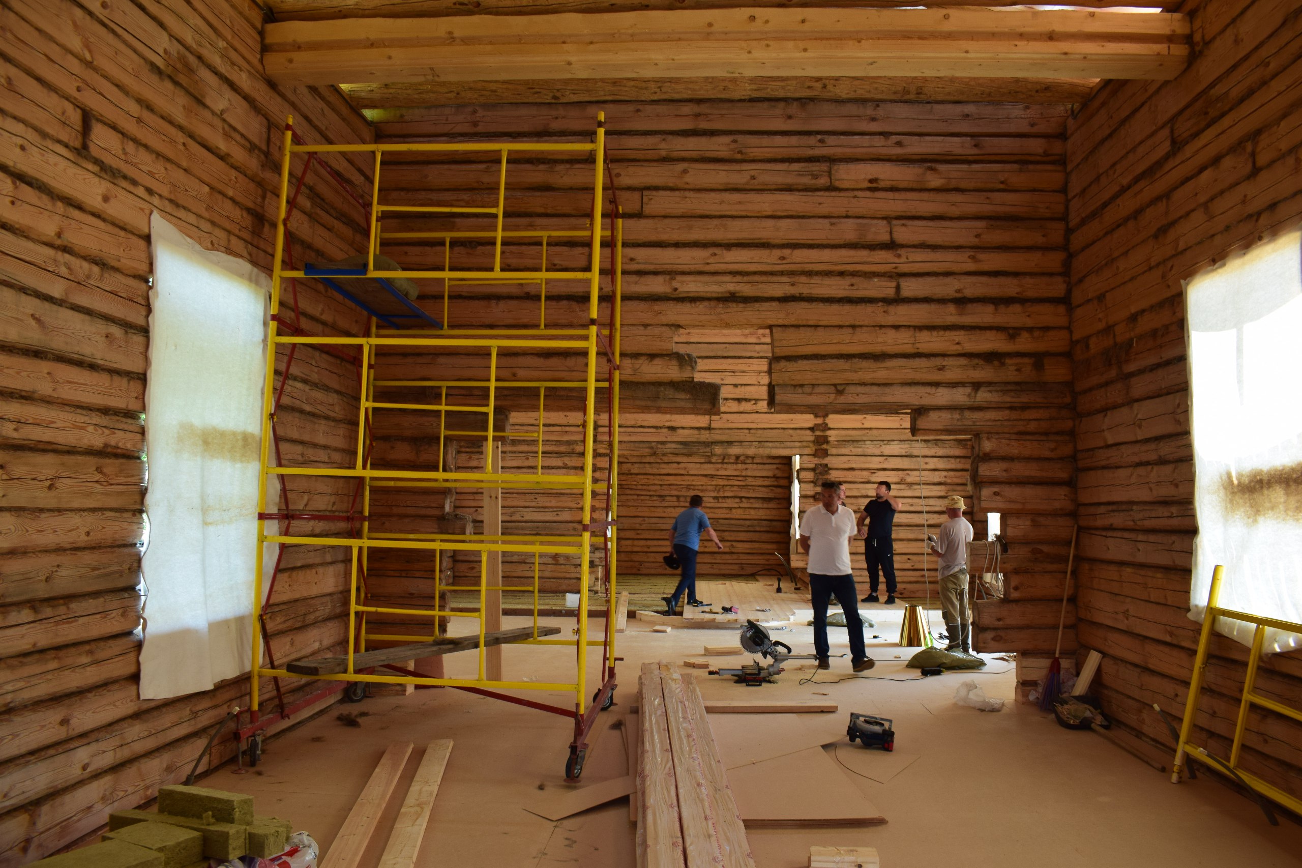 На старинную деревянную церковь в Татарстане установили кресты