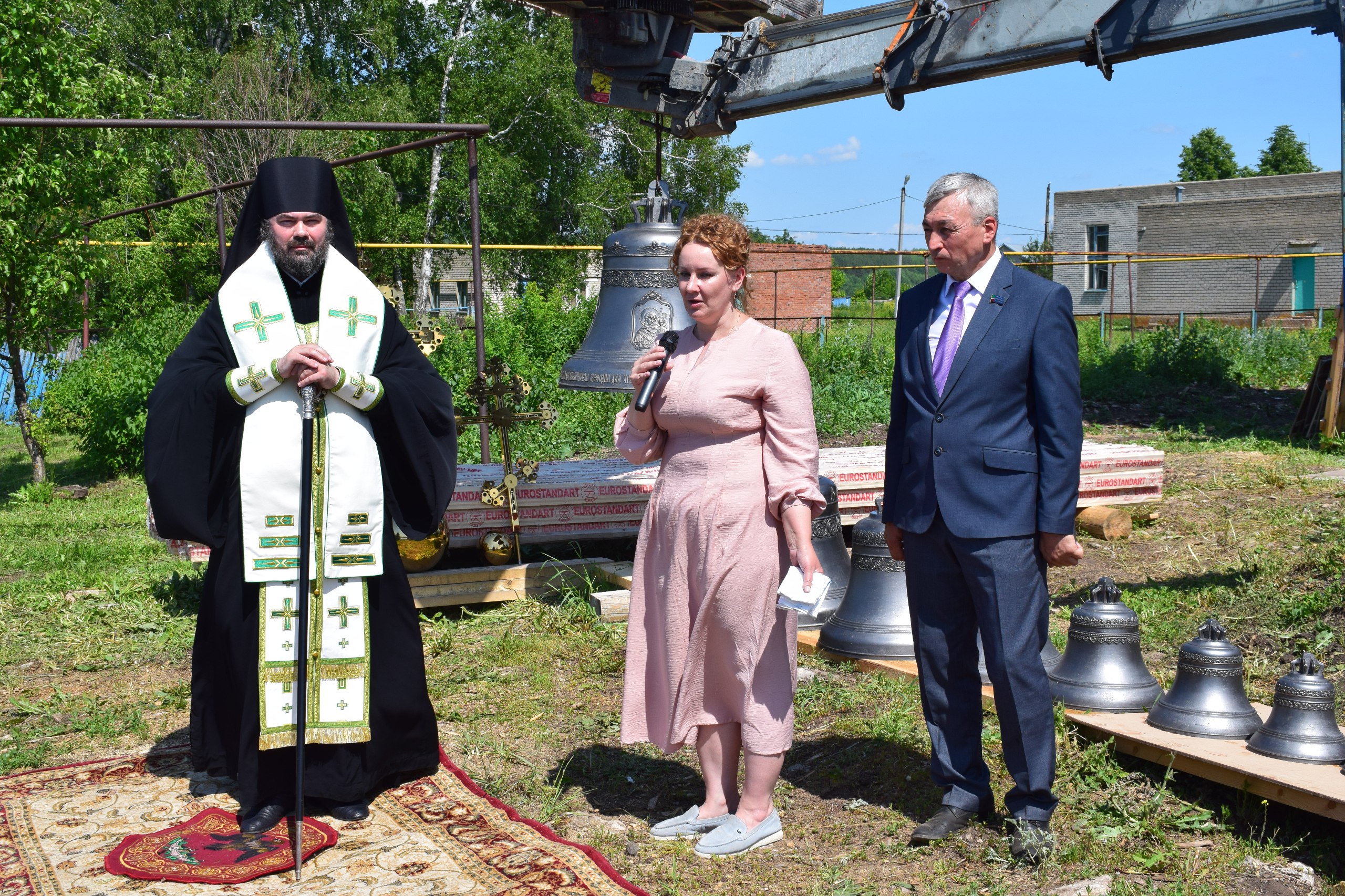 На старинную деревянную церковь в Татарстане установили кресты