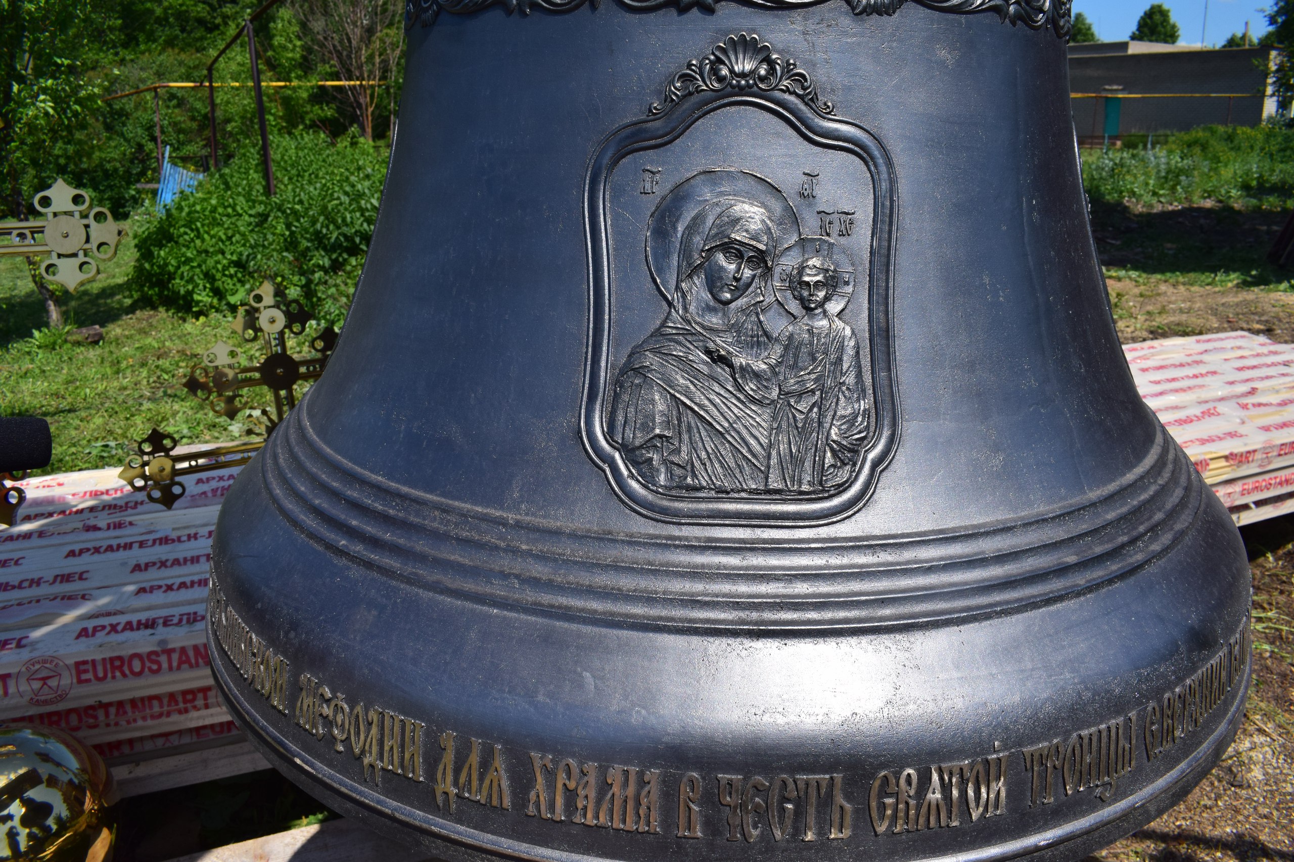 На старинную деревянную церковь в Татарстане установили кресты