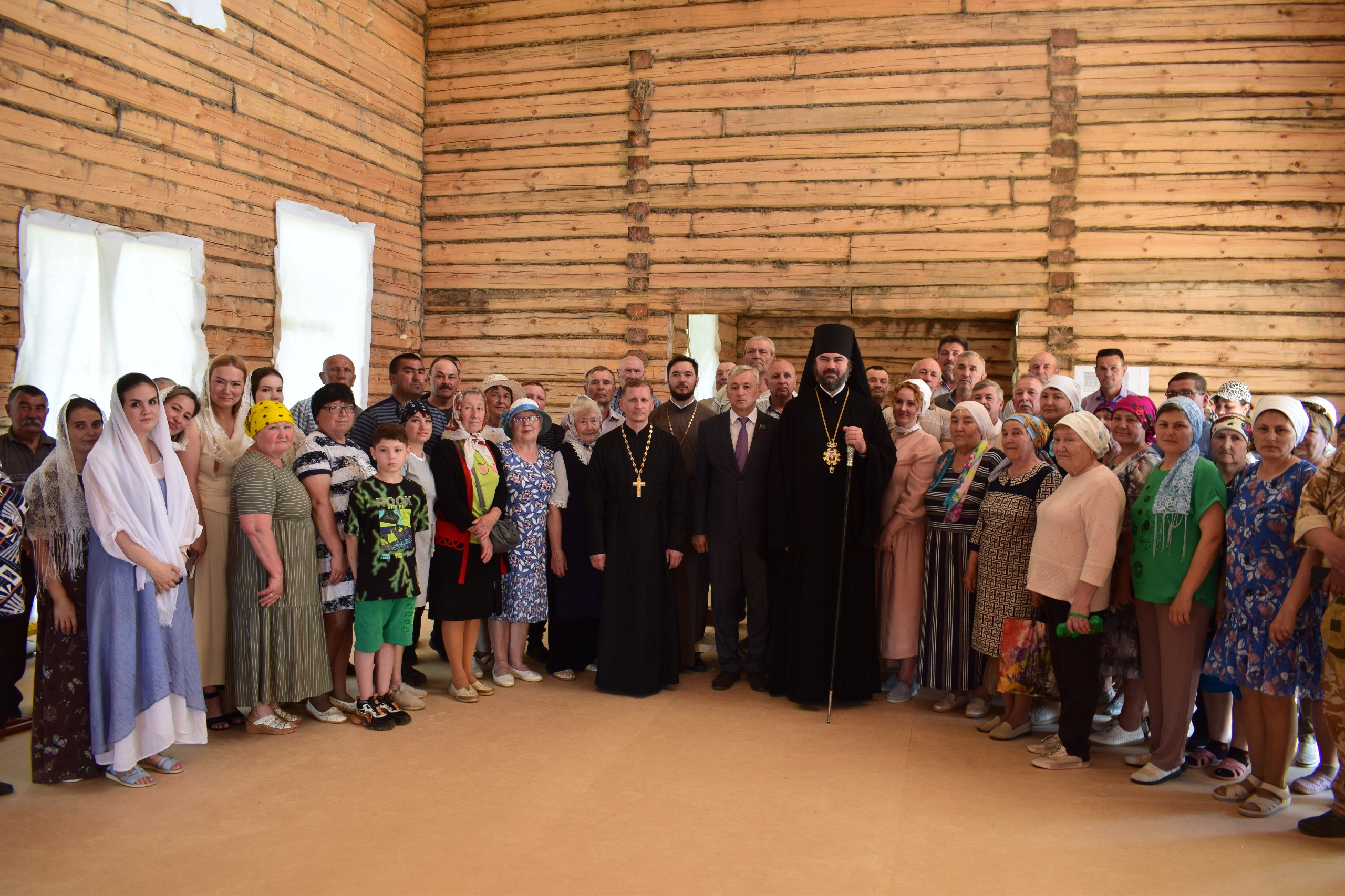 На старинную деревянную церковь в Татарстане установили кресты