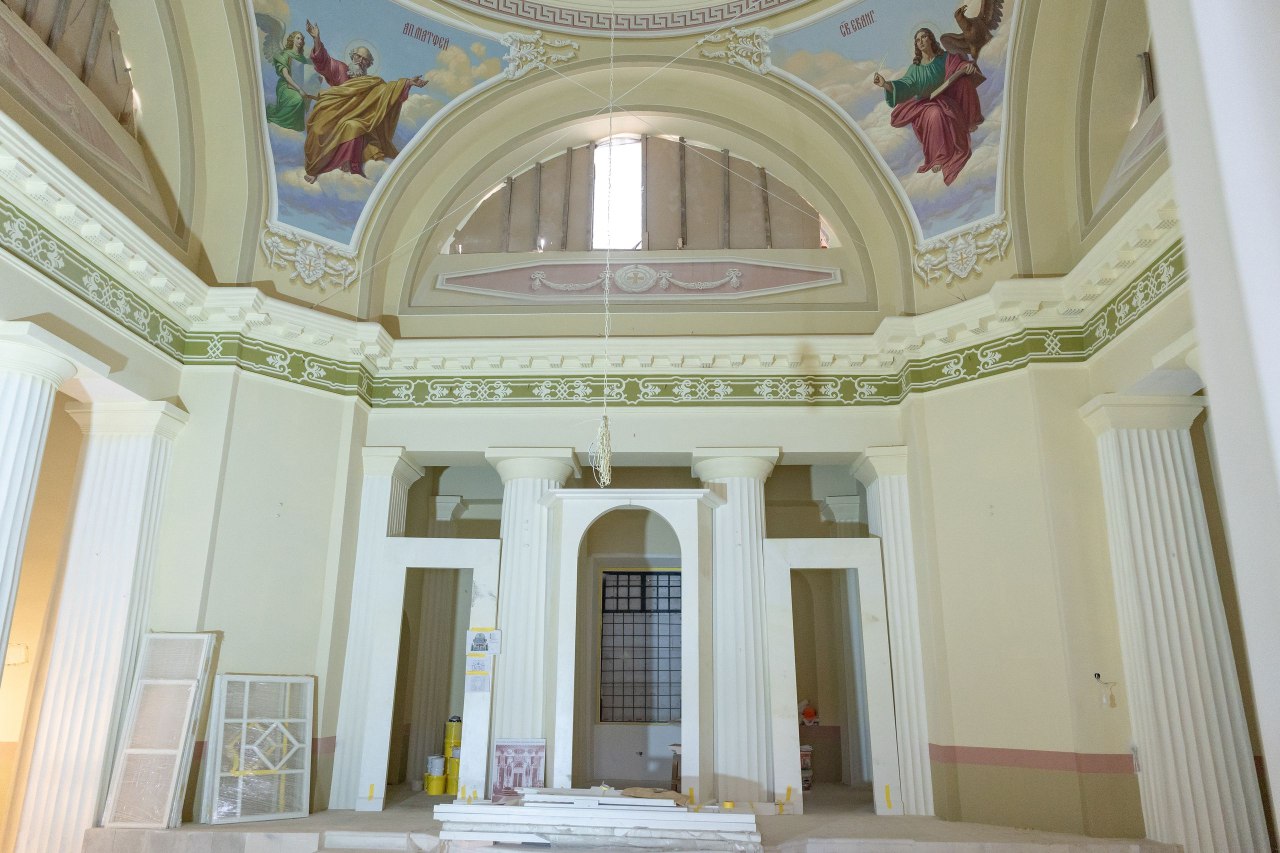 На восстанавливаемый храм-памятник на Казанке установили позолоченный крест