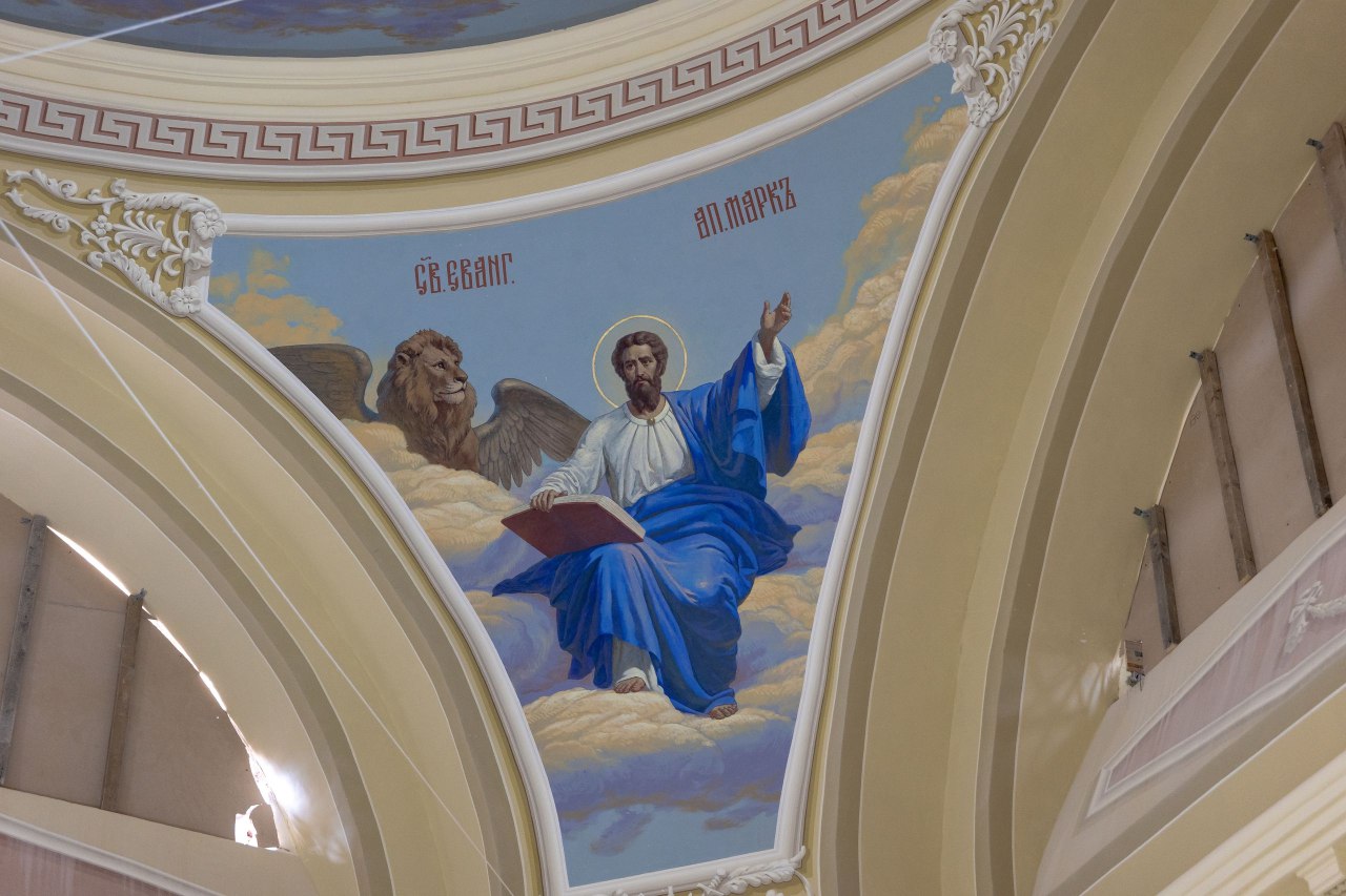 На восстанавливаемый храм-памятник на Казанке установили позолоченный крест