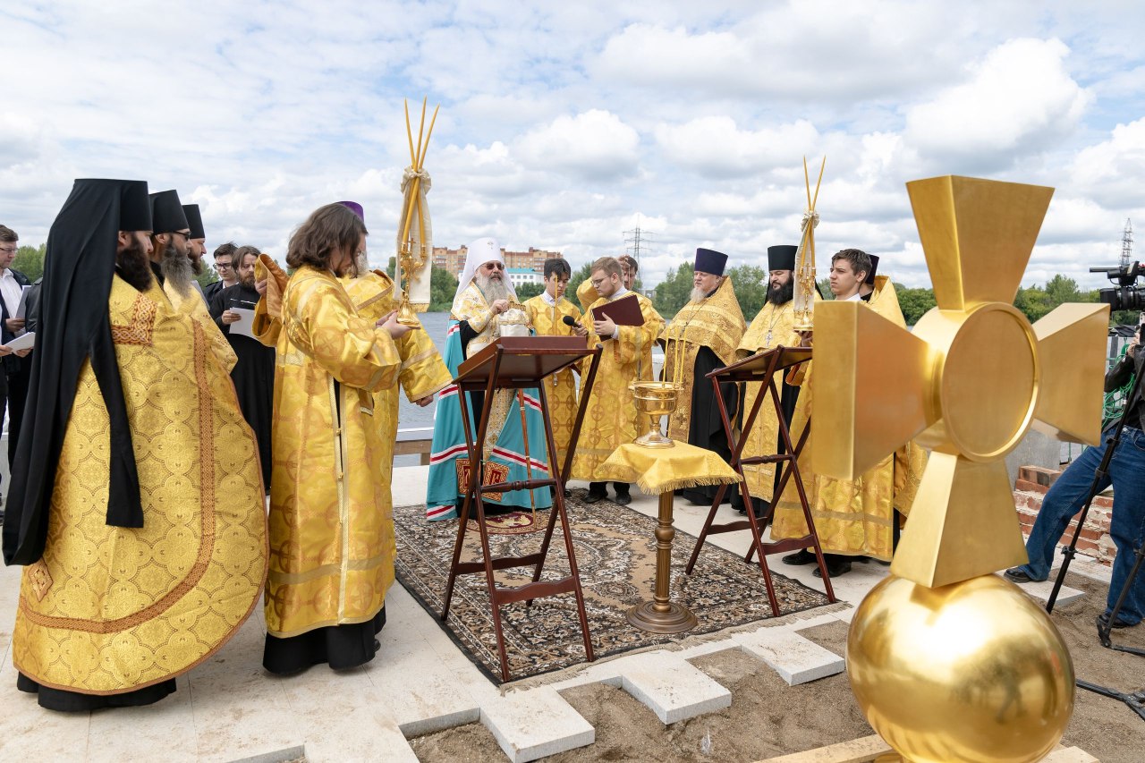 На восстанавливаемый храм-памятник на Казанке установили позолоченный крест