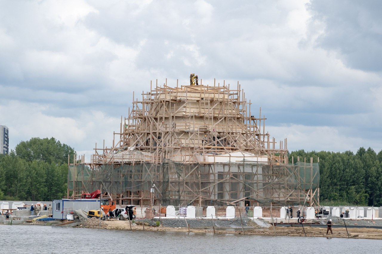 На восстанавливаемый храм-памятник на Казанке установили позолоченный крест