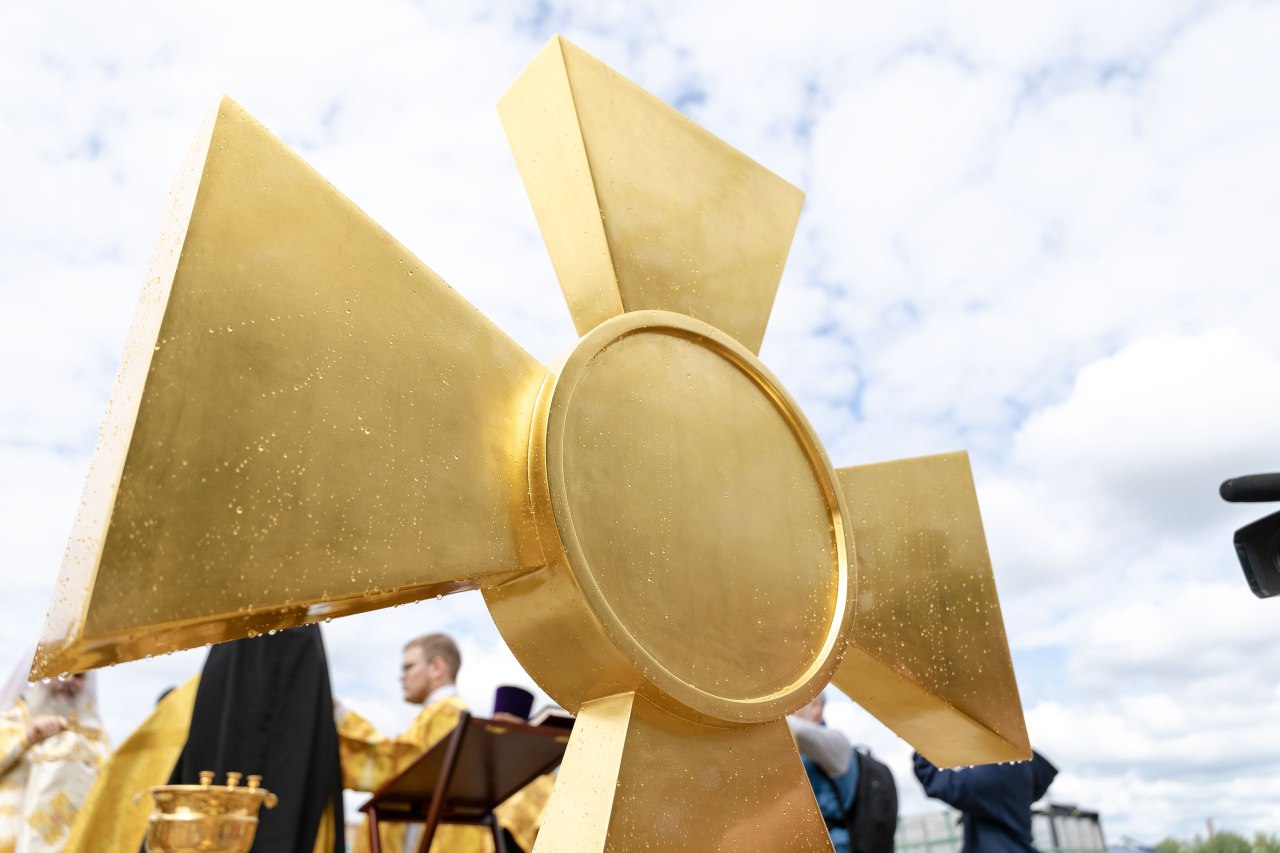 На восстанавливаемый храм-памятник на Казанке установили позолоченный крест