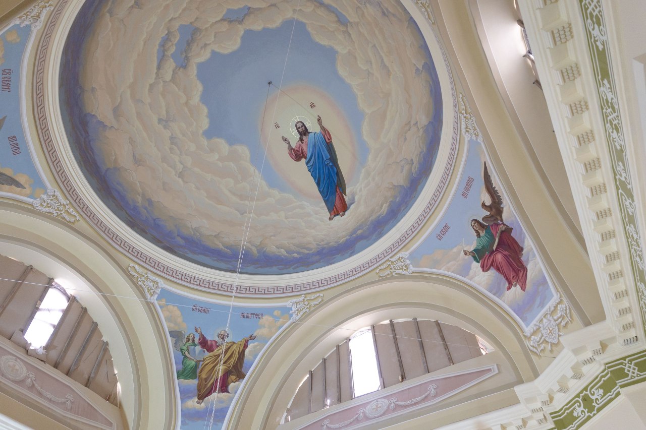 На восстанавливаемый храм-памятник на Казанке установили позолоченный крест