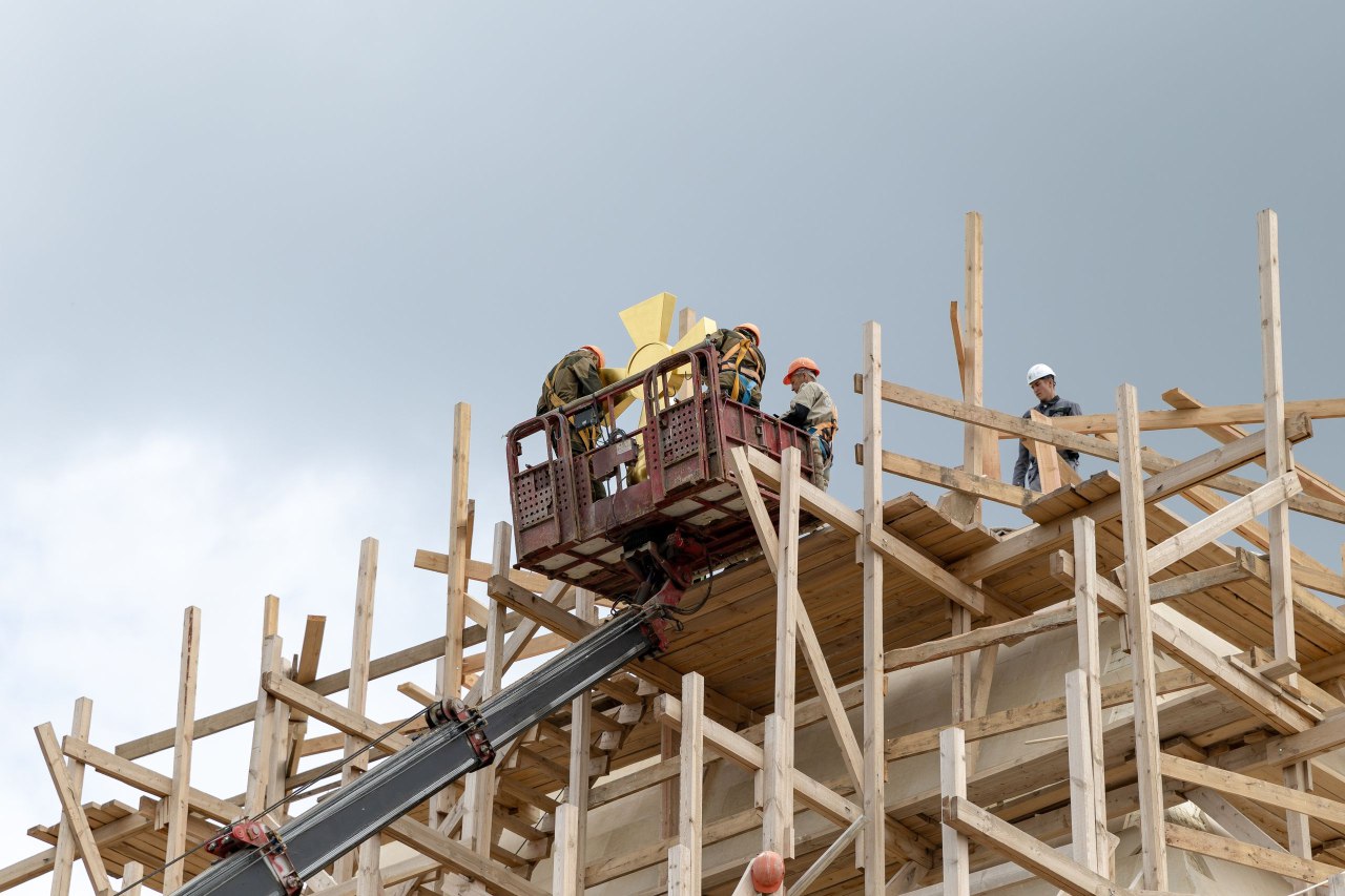 На восстанавливаемый храм-памятник на Казанке установили позолоченный крест