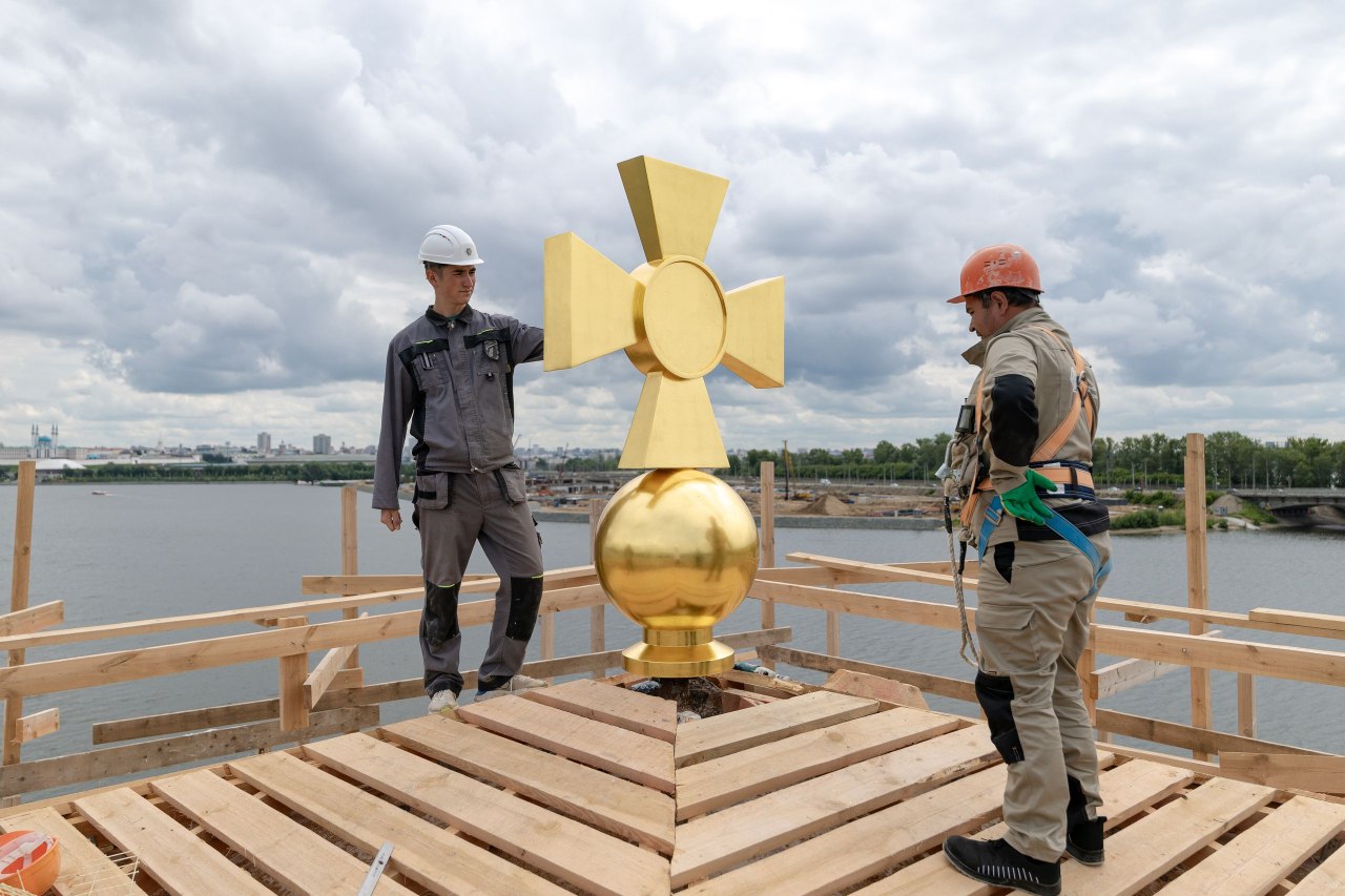 На восстанавливаемый храм-памятник на Казанке установили позолоченный крест