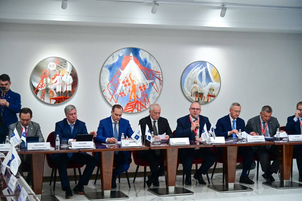 Минниханов на ПМЭФ провел заседание Ассоциации инновационных регионов