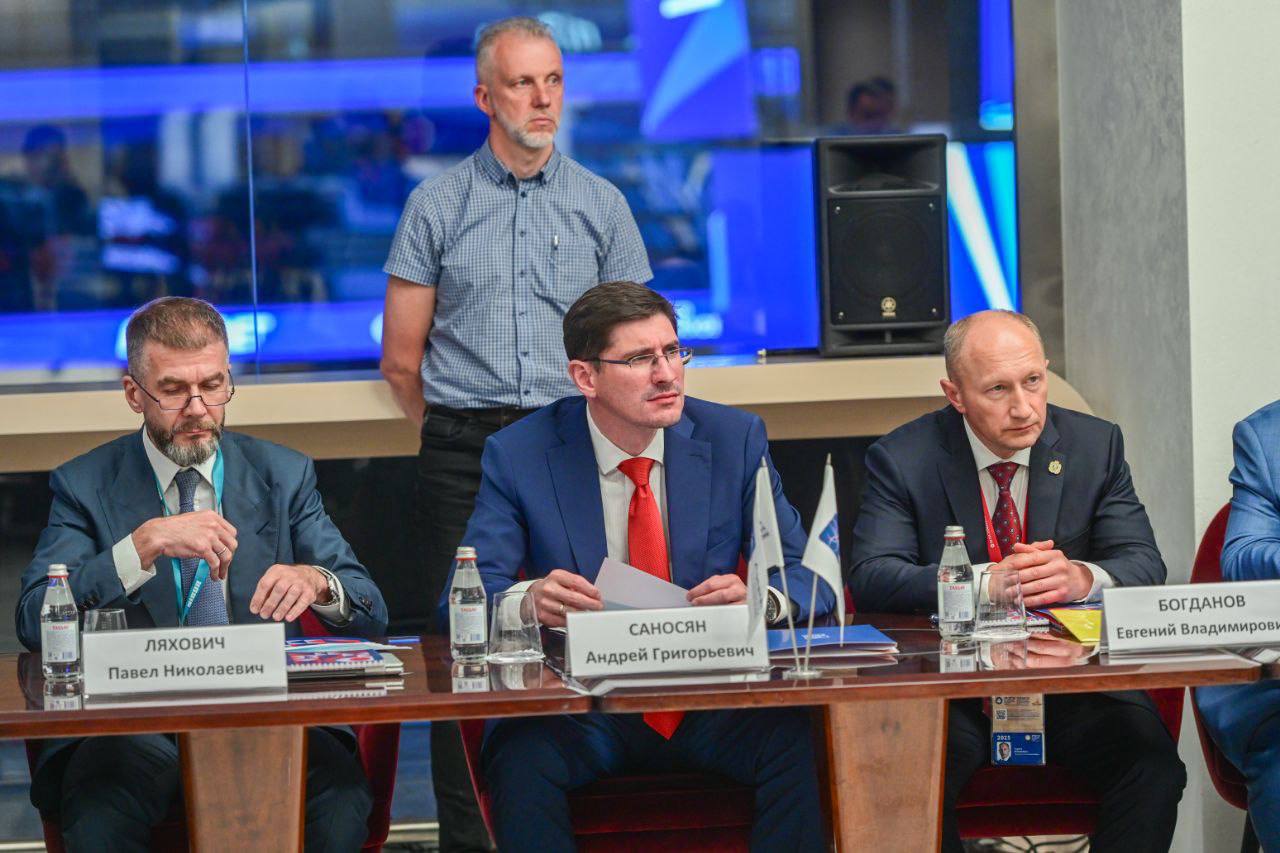 Минниханов на ПМЭФ провел заседание Ассоциации инновационных регионов