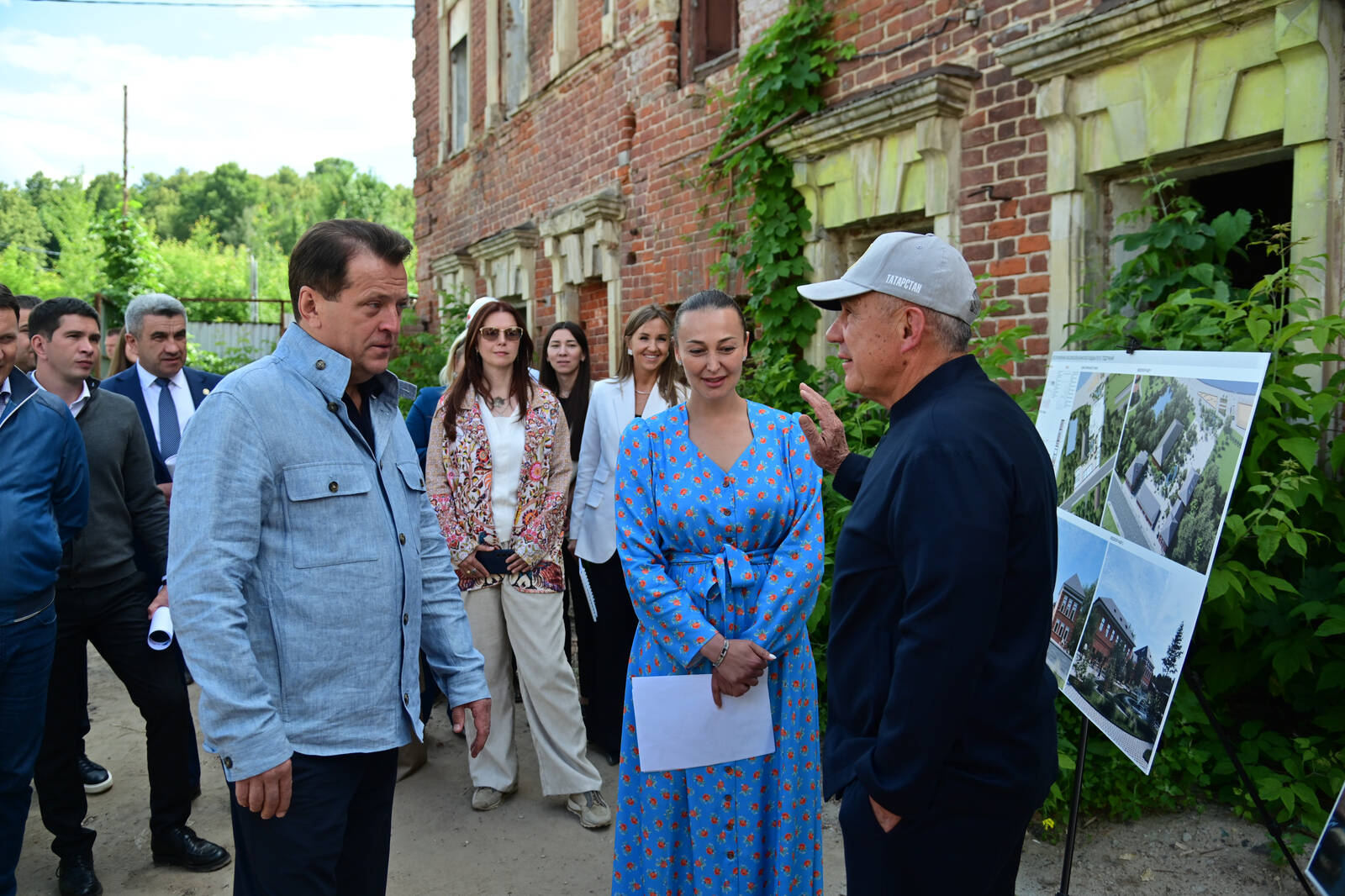 Минниханов осмотрел два обновляемых исторических объекта в центре Казани