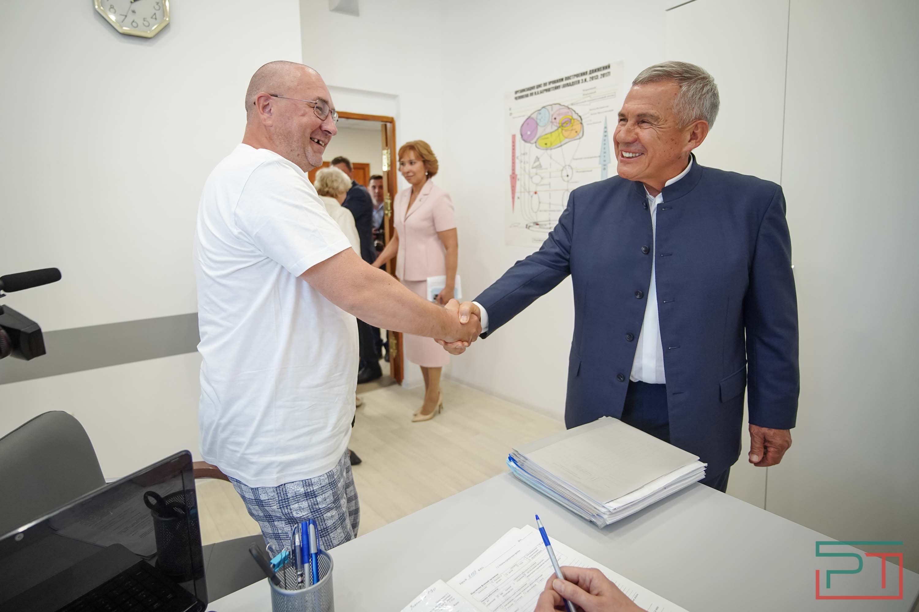 «Вы – наш главный защитник»: Минниханова попросили принять участие в выборах Раиса РТ