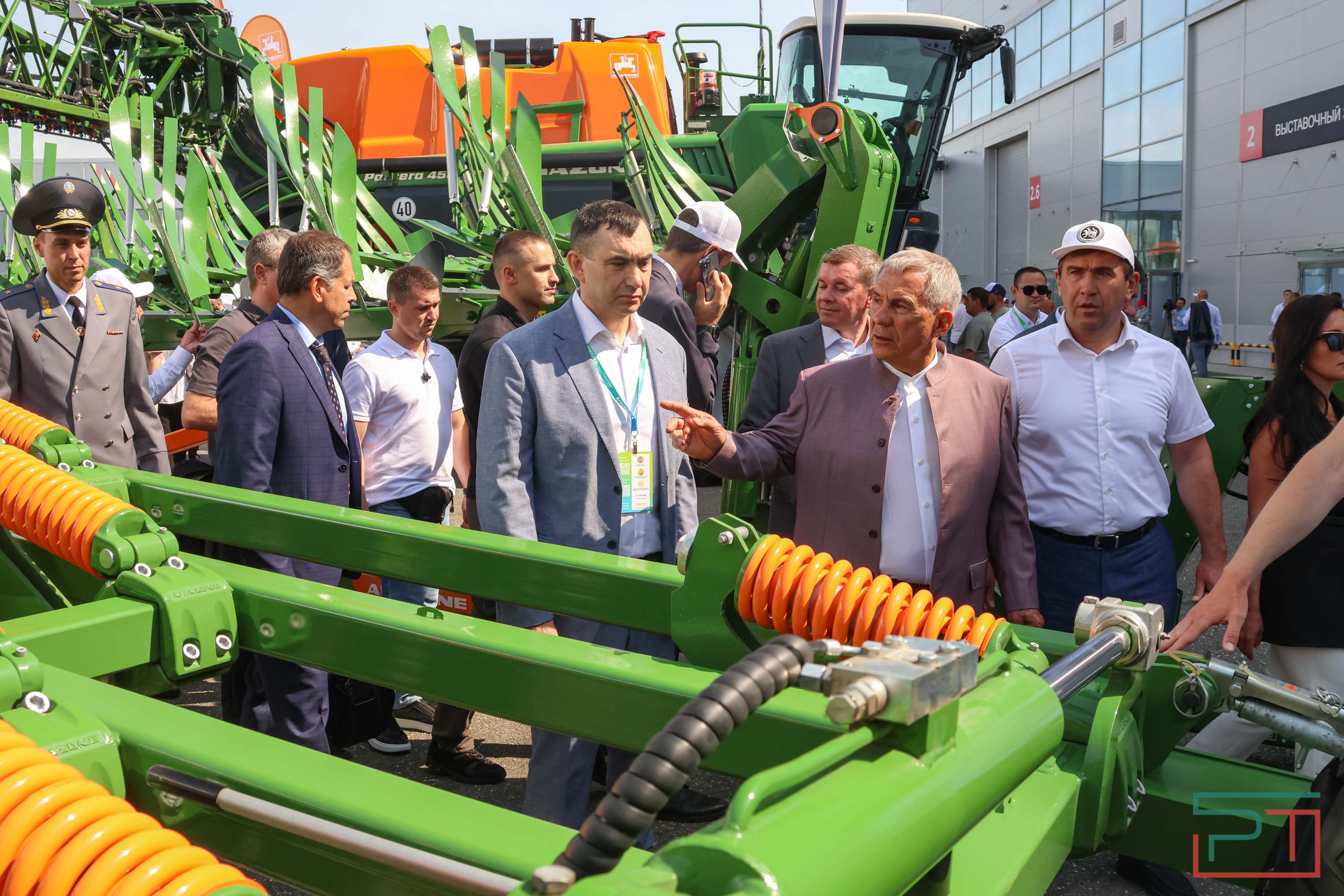 «Агроволга-2025» в Казани: и машины подарили, и интернет в селах запустили