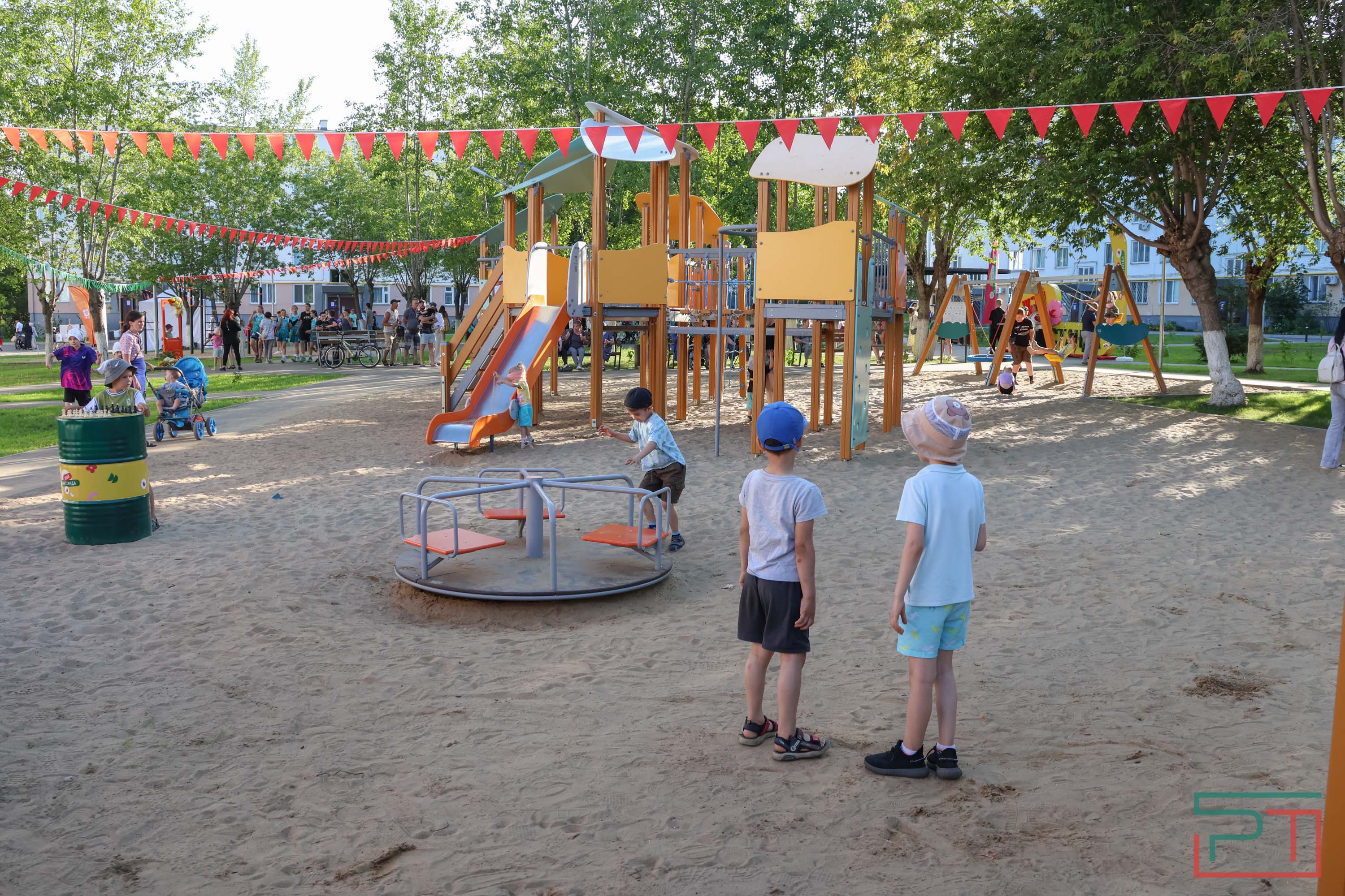 Рустам Минниханов принял участие в празднике двора в Набережных Челнах