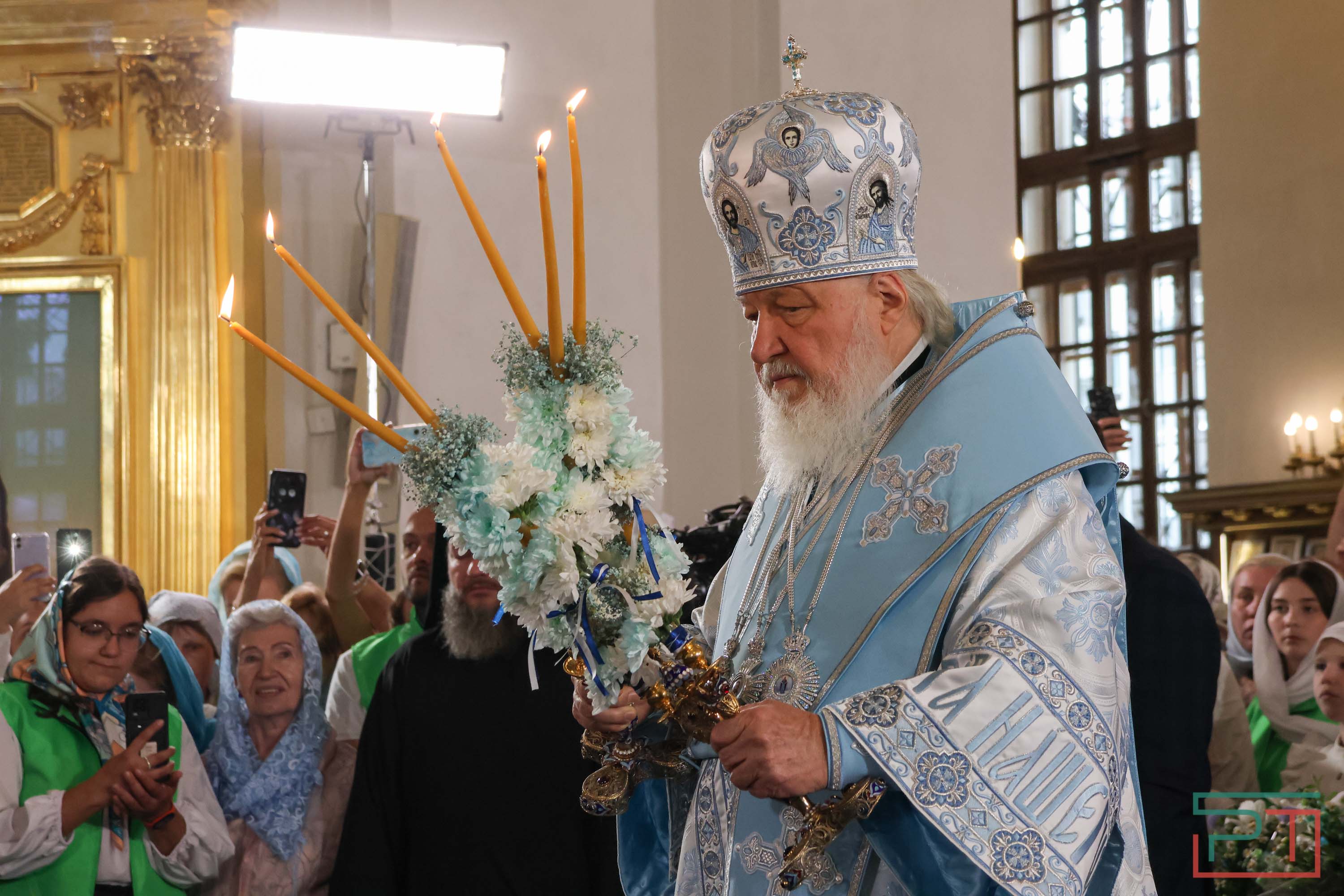 Патриарх Кирилл возглавил службу в Казанском соборе