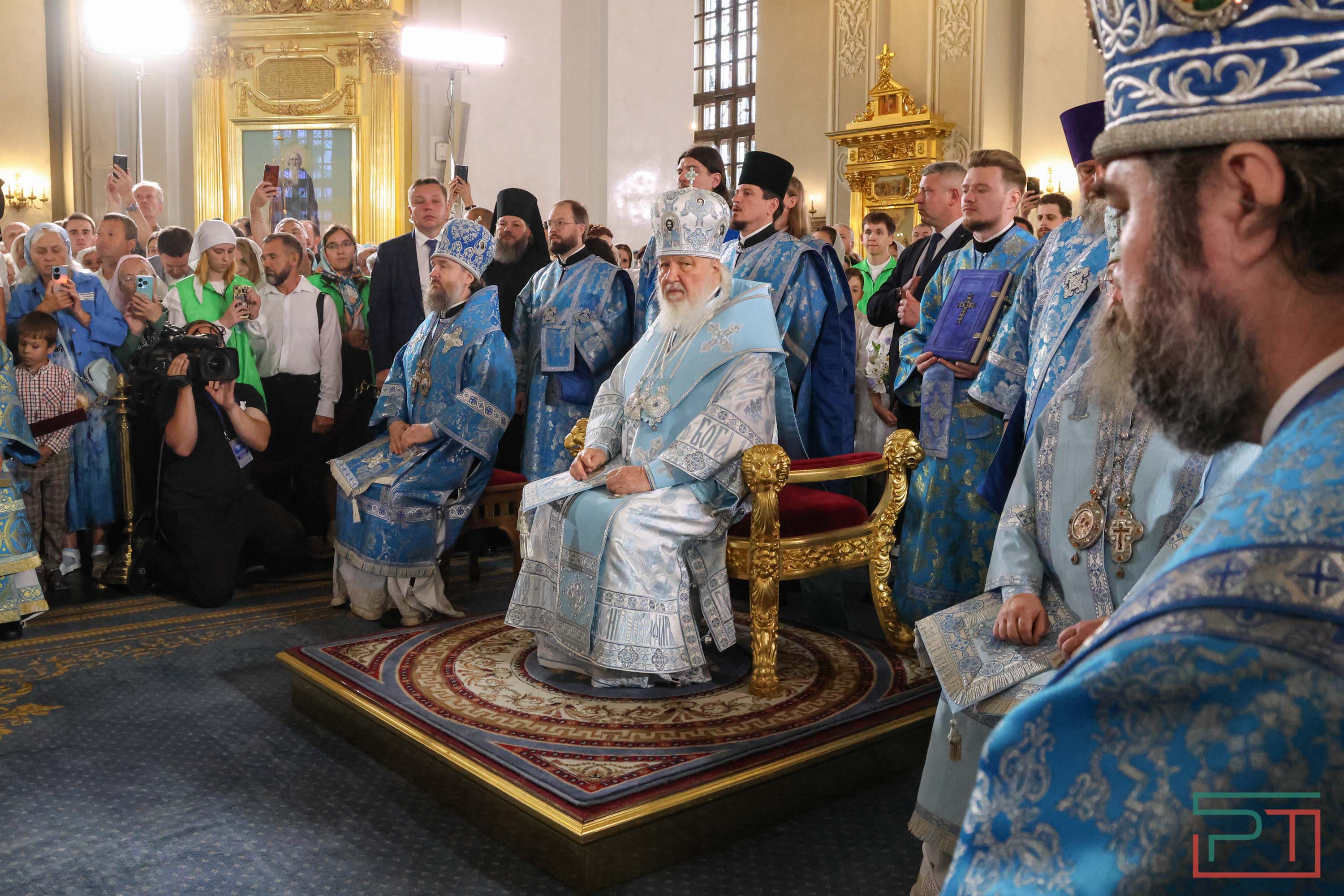 Патриарх Кирилл возглавил службу в Казанском соборе