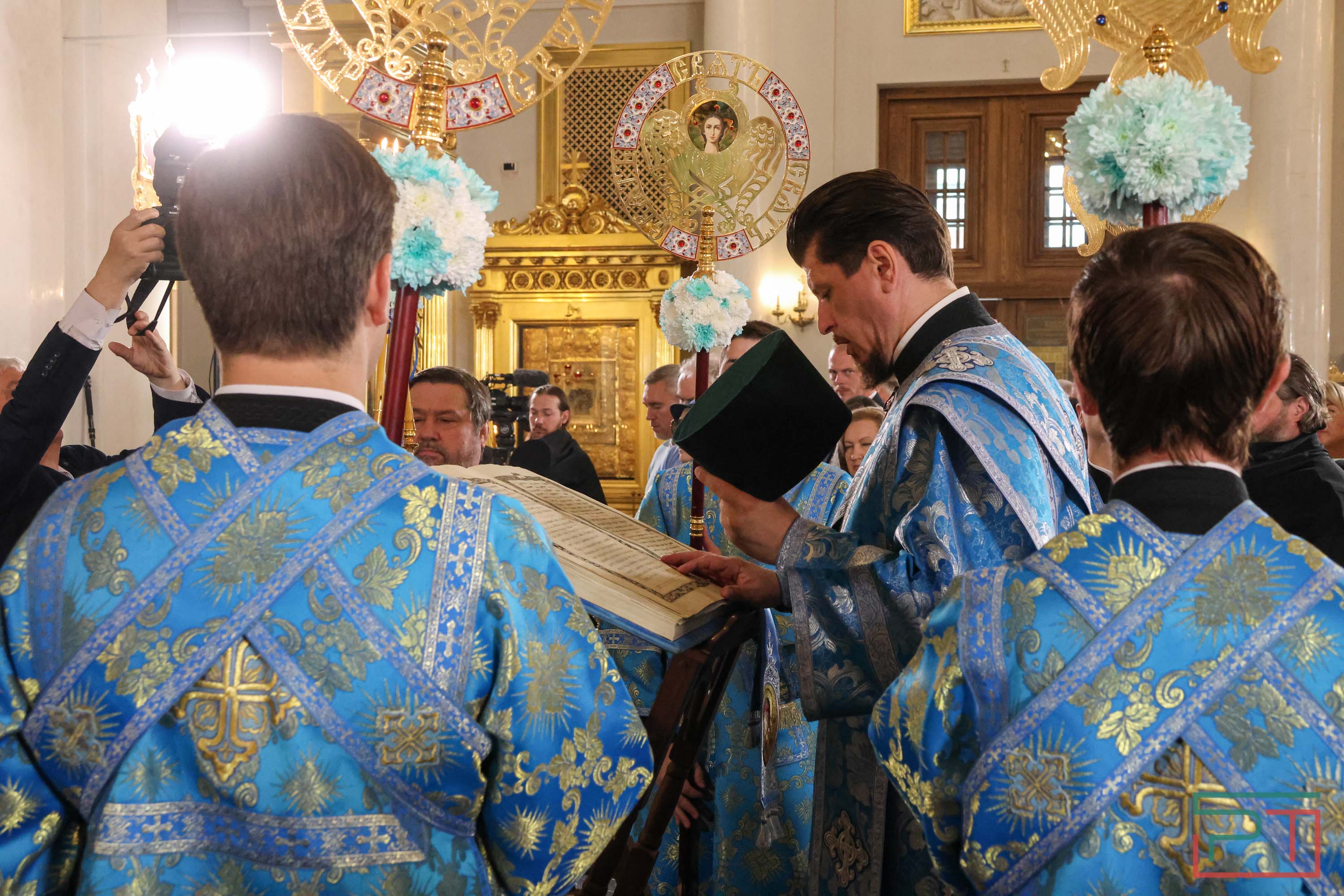 Патриарх Кирилл возглавил службу в Казанском соборе