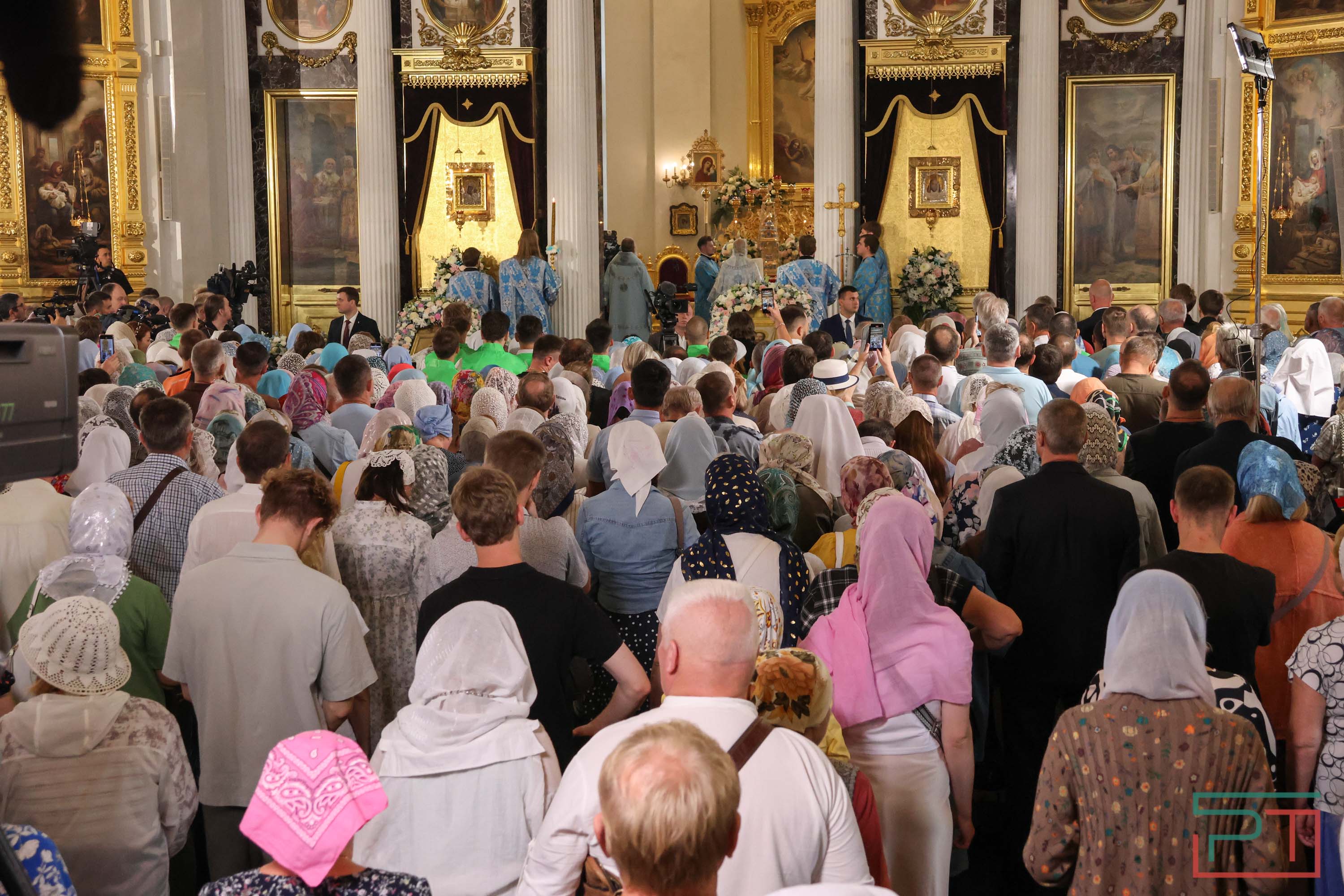 Патриарх Кирилл возглавил службу в Казанском соборе