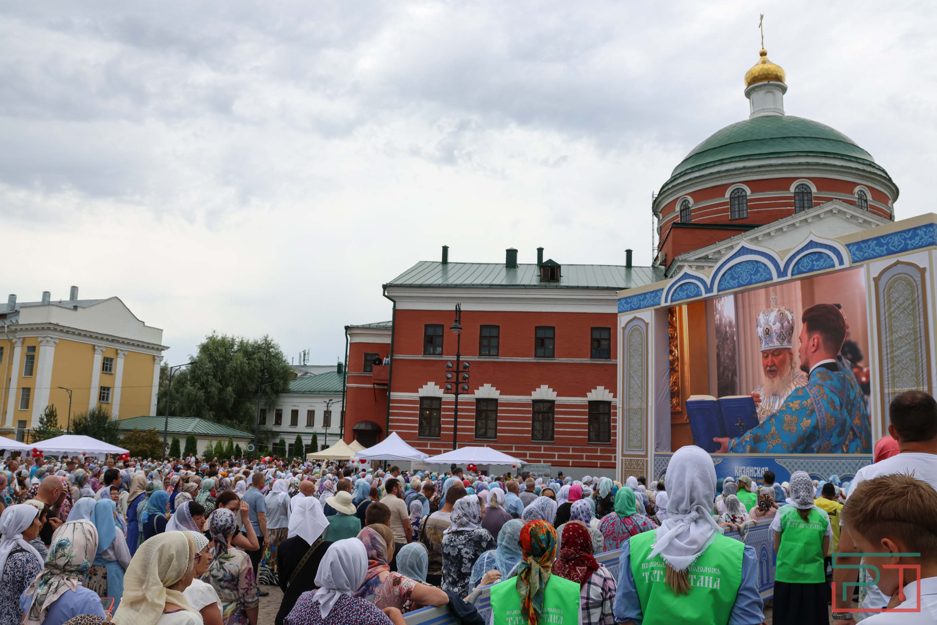 Патриарх Кирилл возглавил службу в Казанском соборе