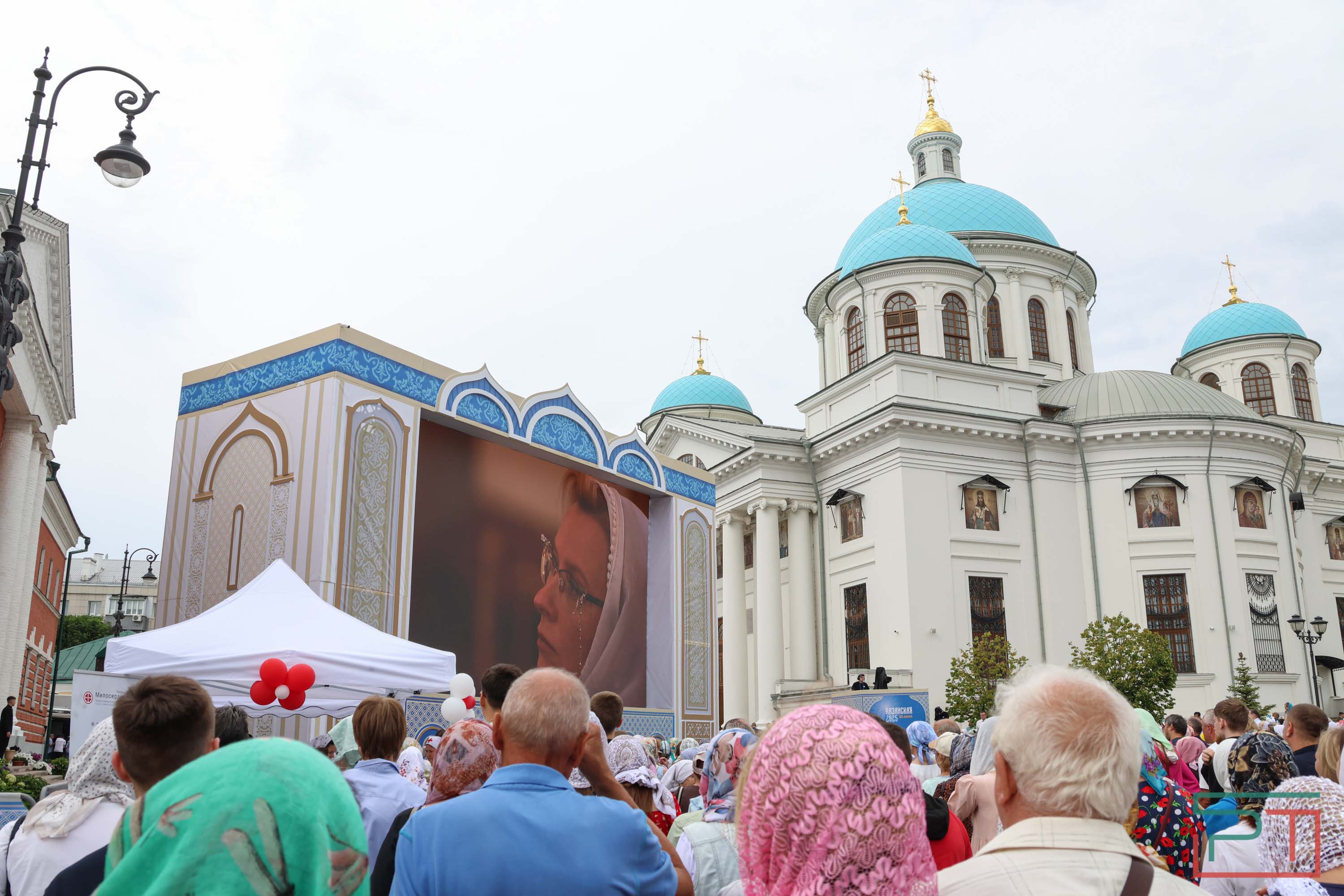 Патриарх Кирилл возглавил службу в Казанском соборе
