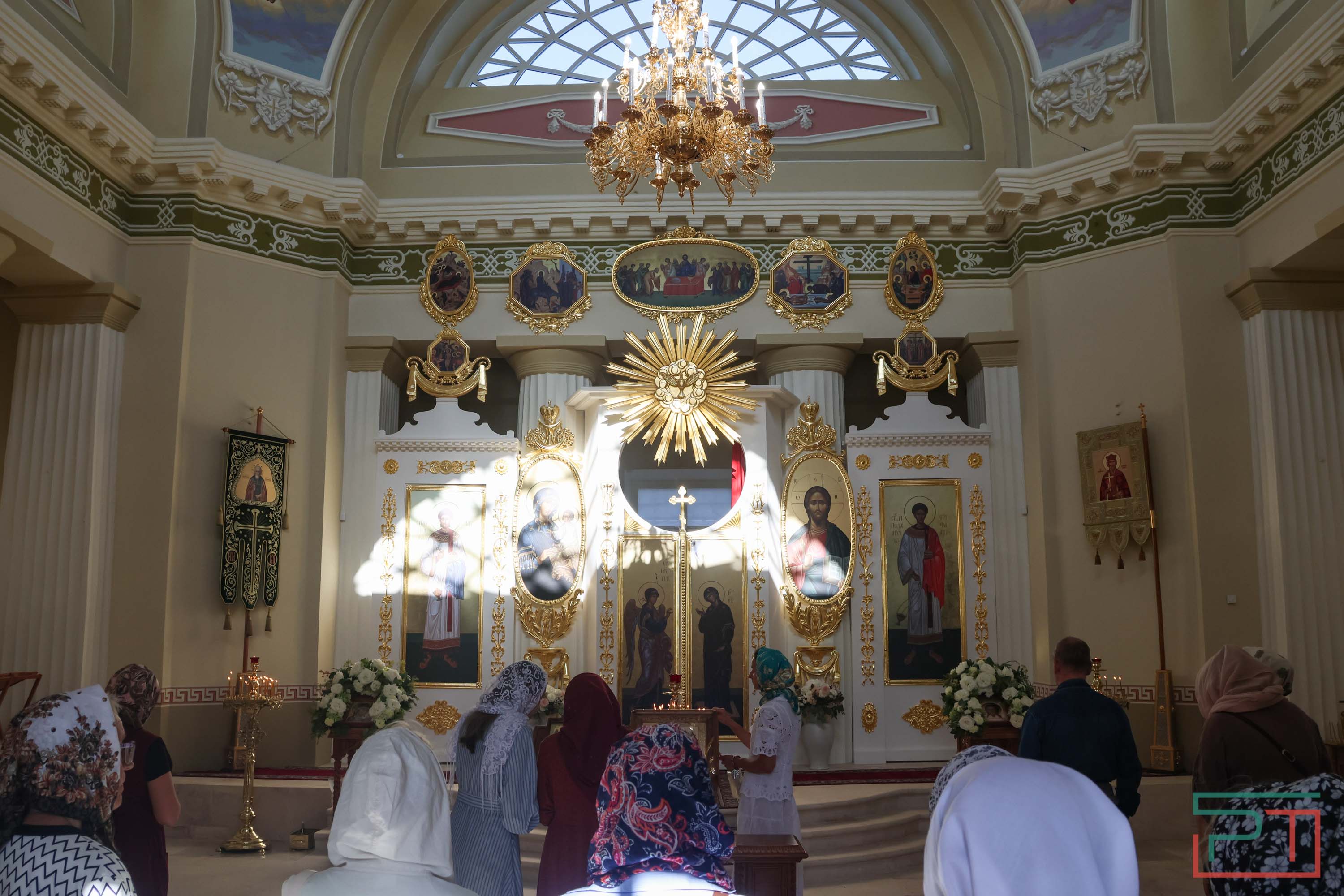 Первое богослужение в храме-памятнике