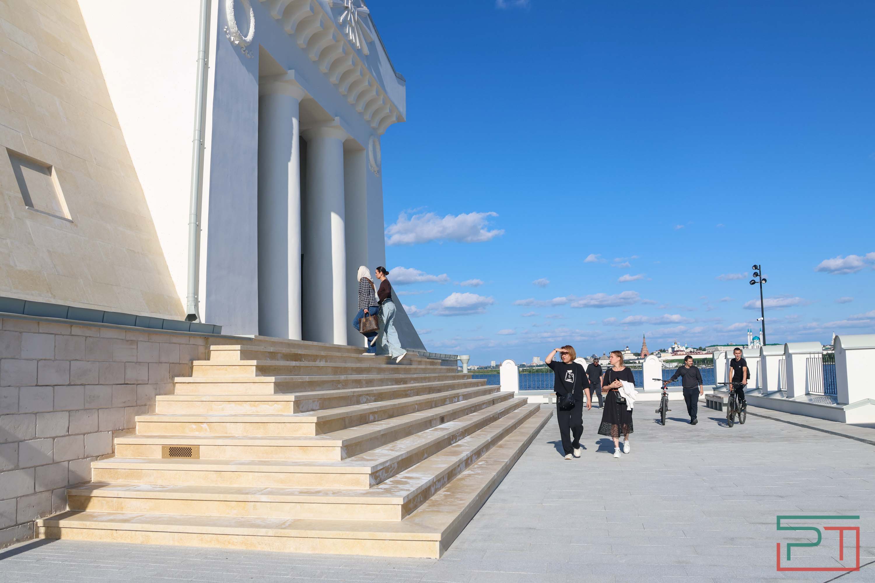 Первое богослужение в храме-памятнике