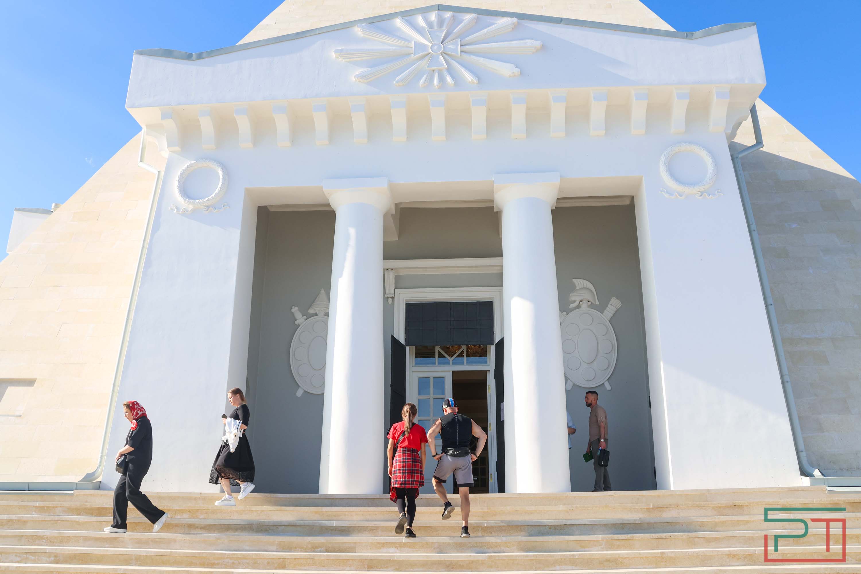 Первое богослужение в храме-памятнике