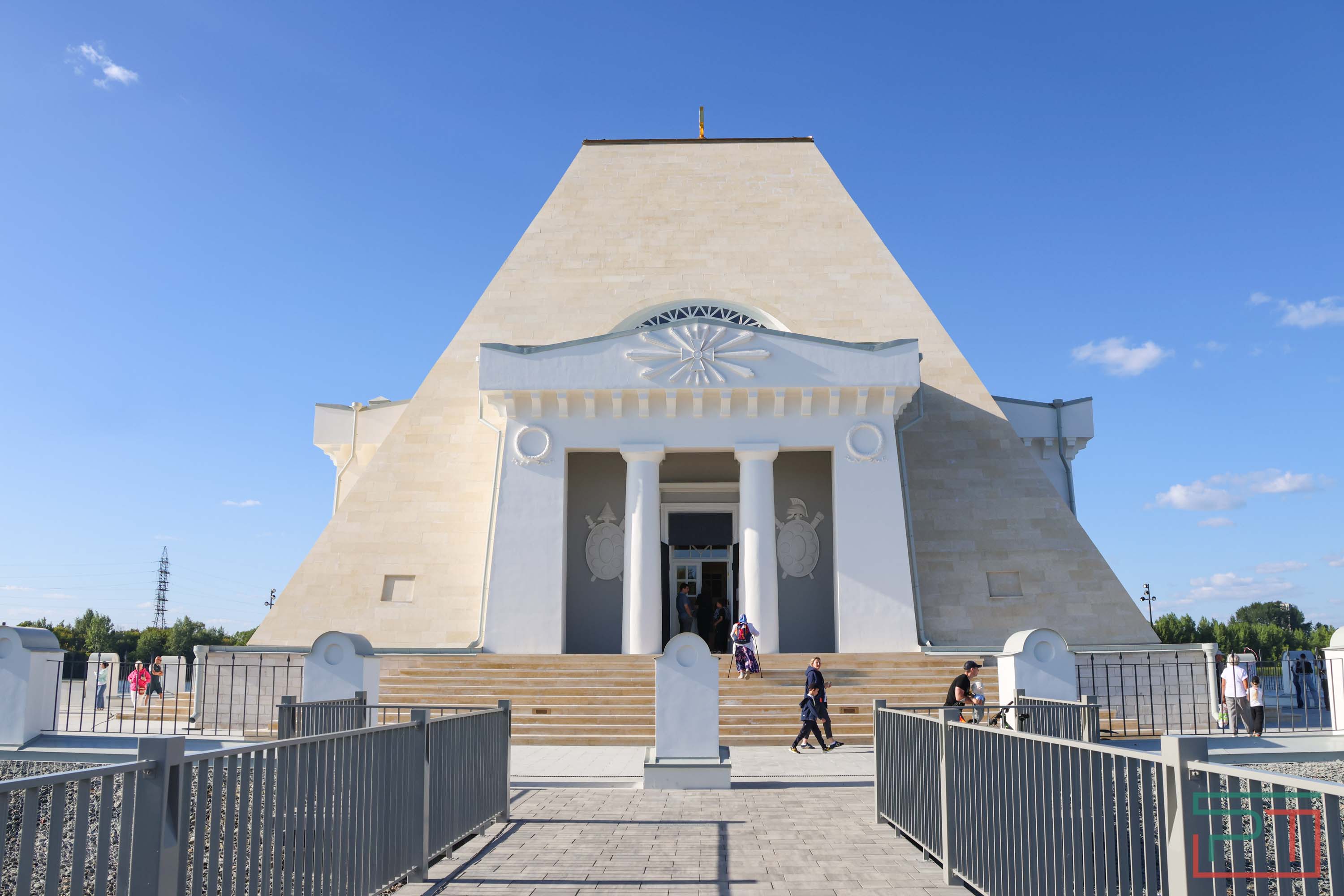 Первое богослужение в храме-памятнике