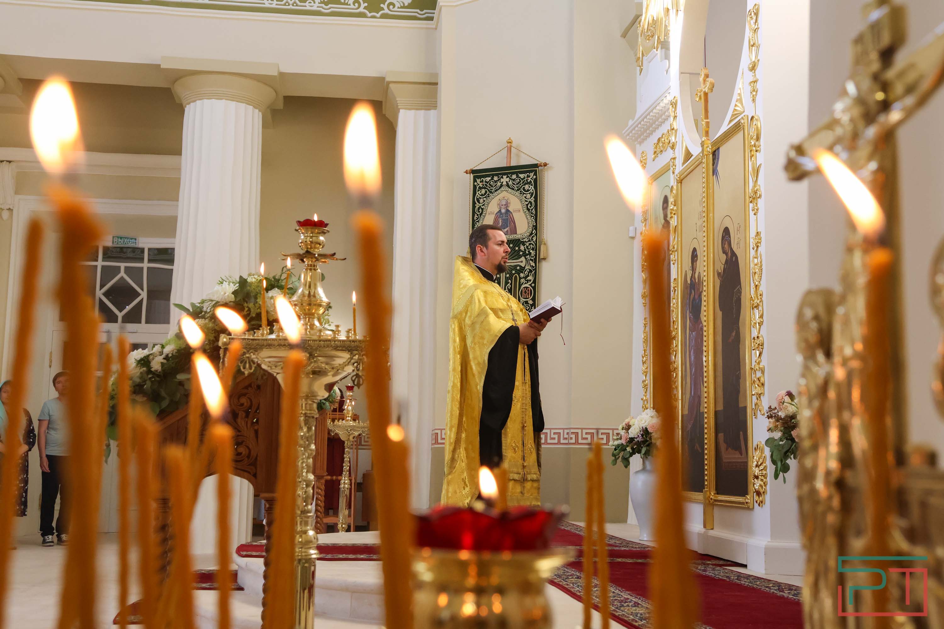 Первое богослужение в храме-памятнике