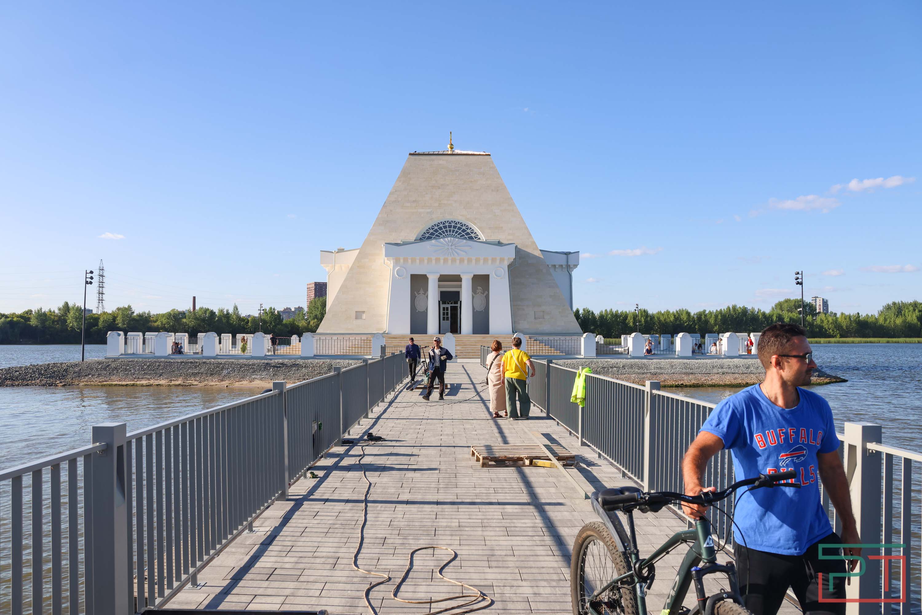 Первое богослужение в храме-памятнике