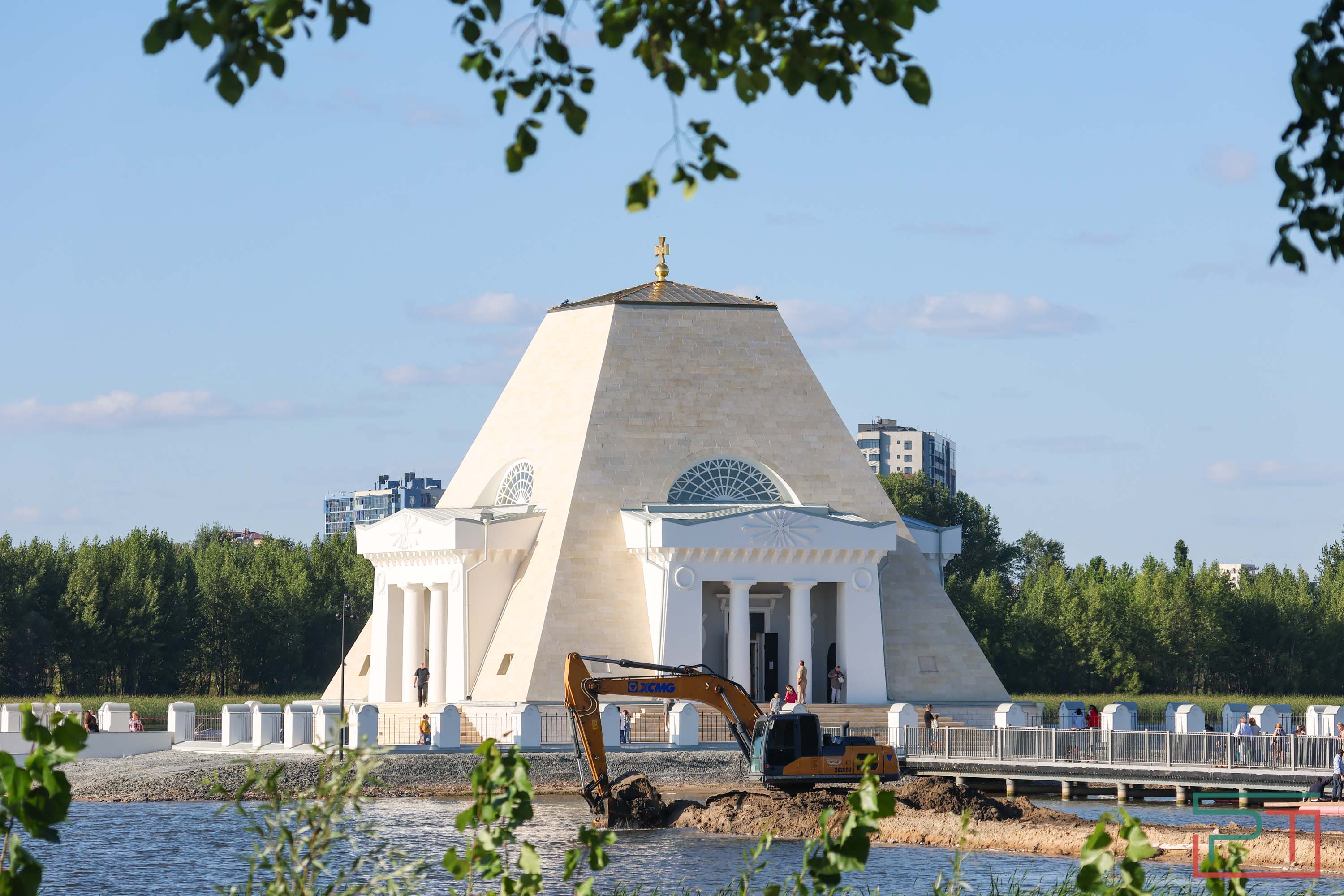 Первое богослужение в храме-памятнике