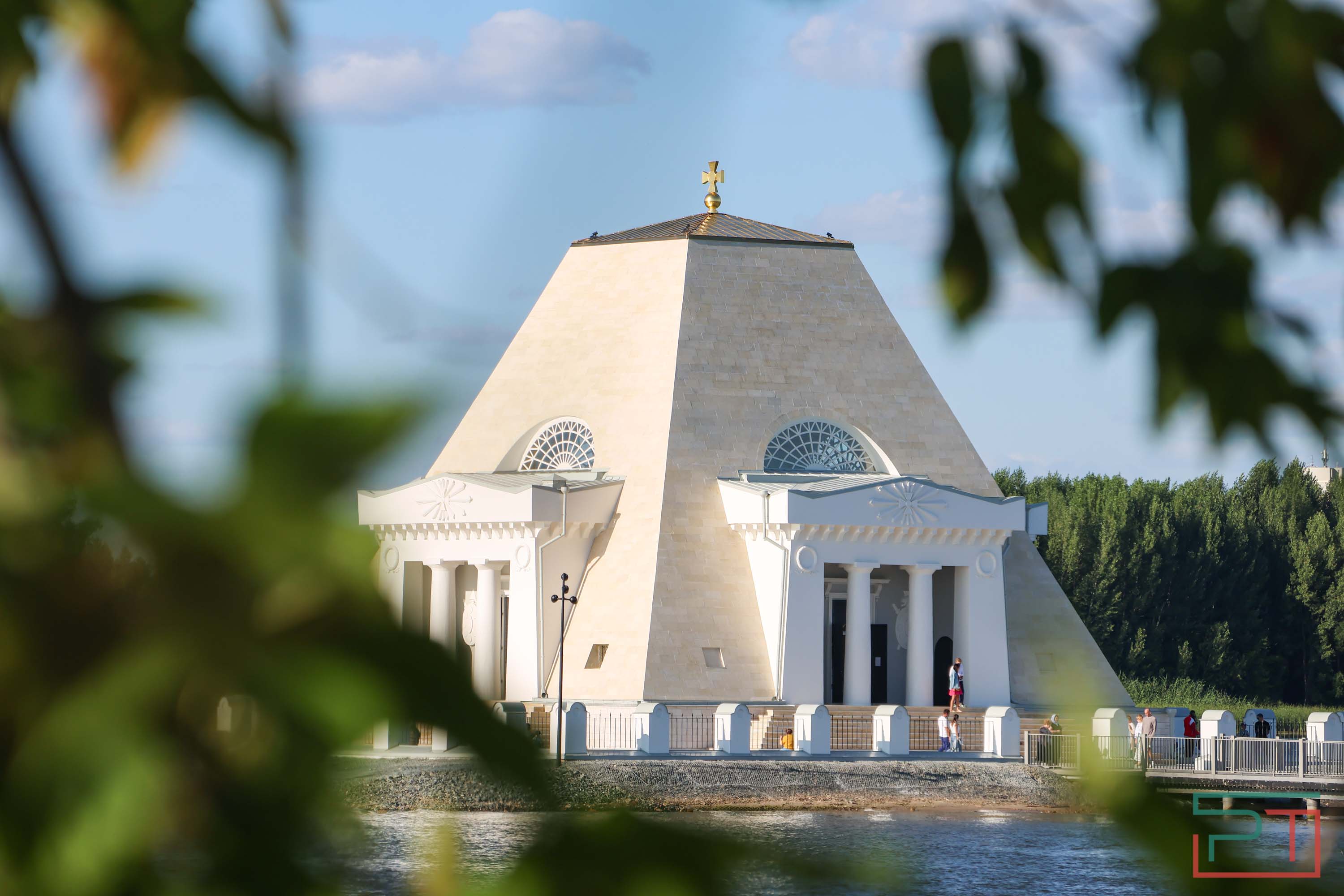 Первое богослужение в храме-памятнике