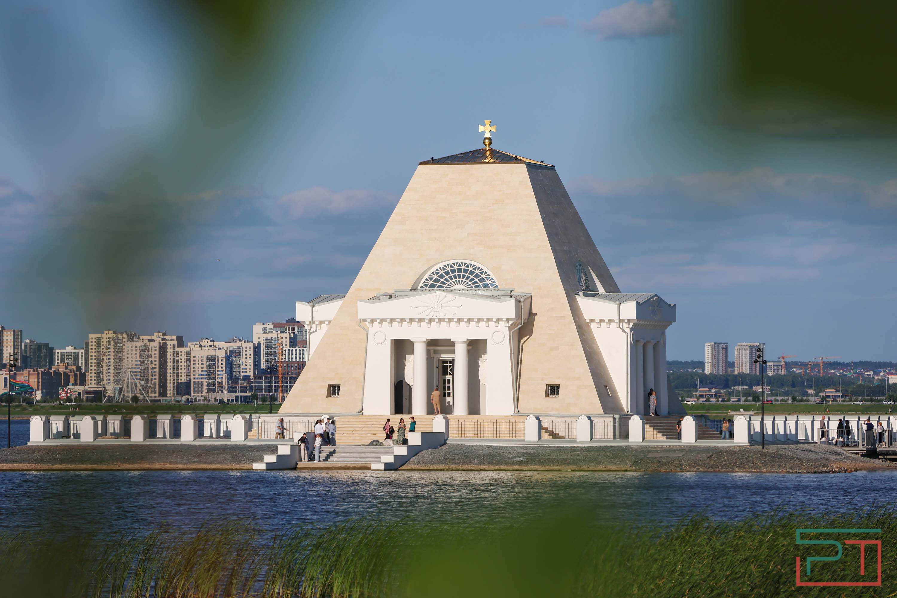 Первое богослужение в храме-памятнике