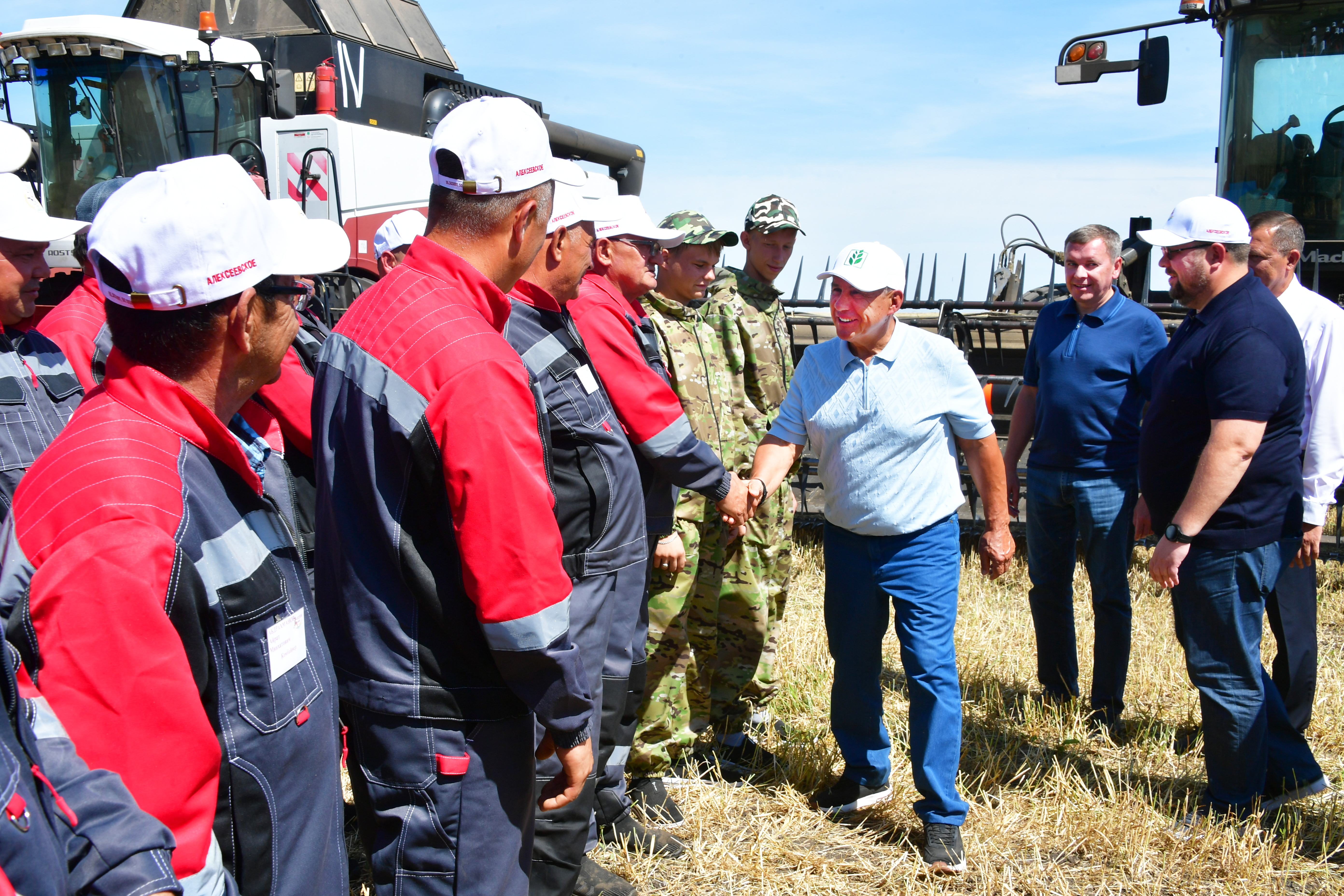 Минниханов обещал помочь улучшить условия для практики в Алексеевском аграрном колледже