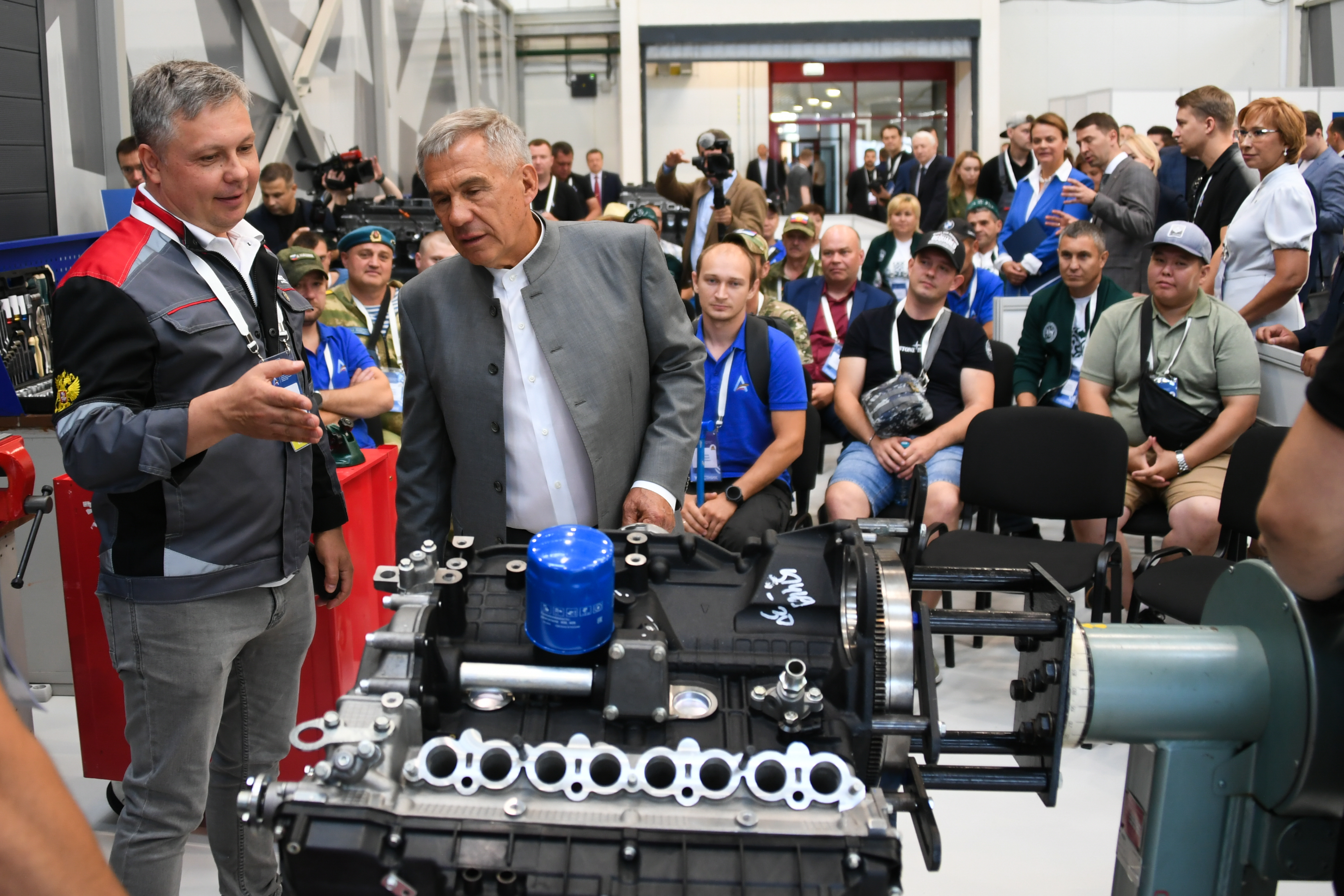 Минниханов и Цивилева посетили площадки чемпионата «Абилимпикс» среди бойцов СВО