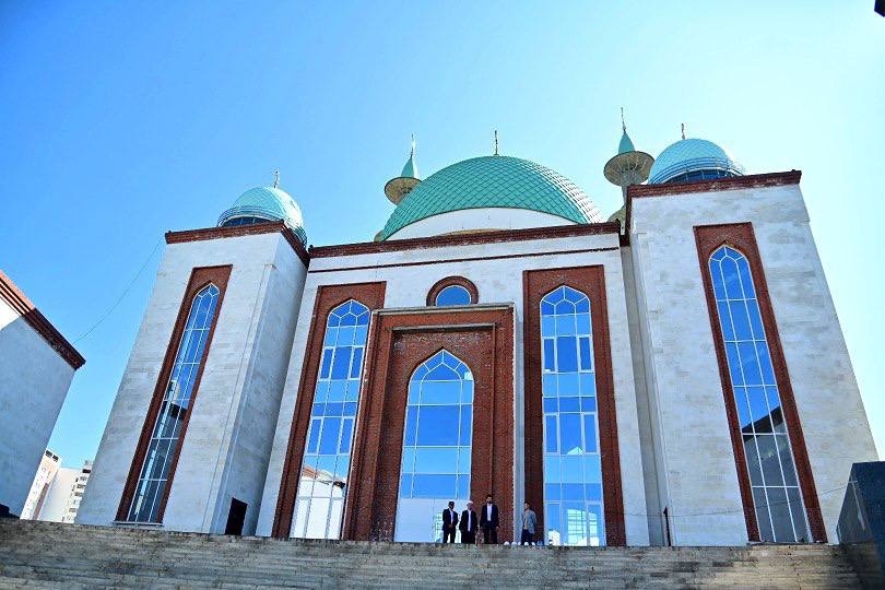 Минниханов посетил строящиеся в Челнах исламский центр и православную гимназию